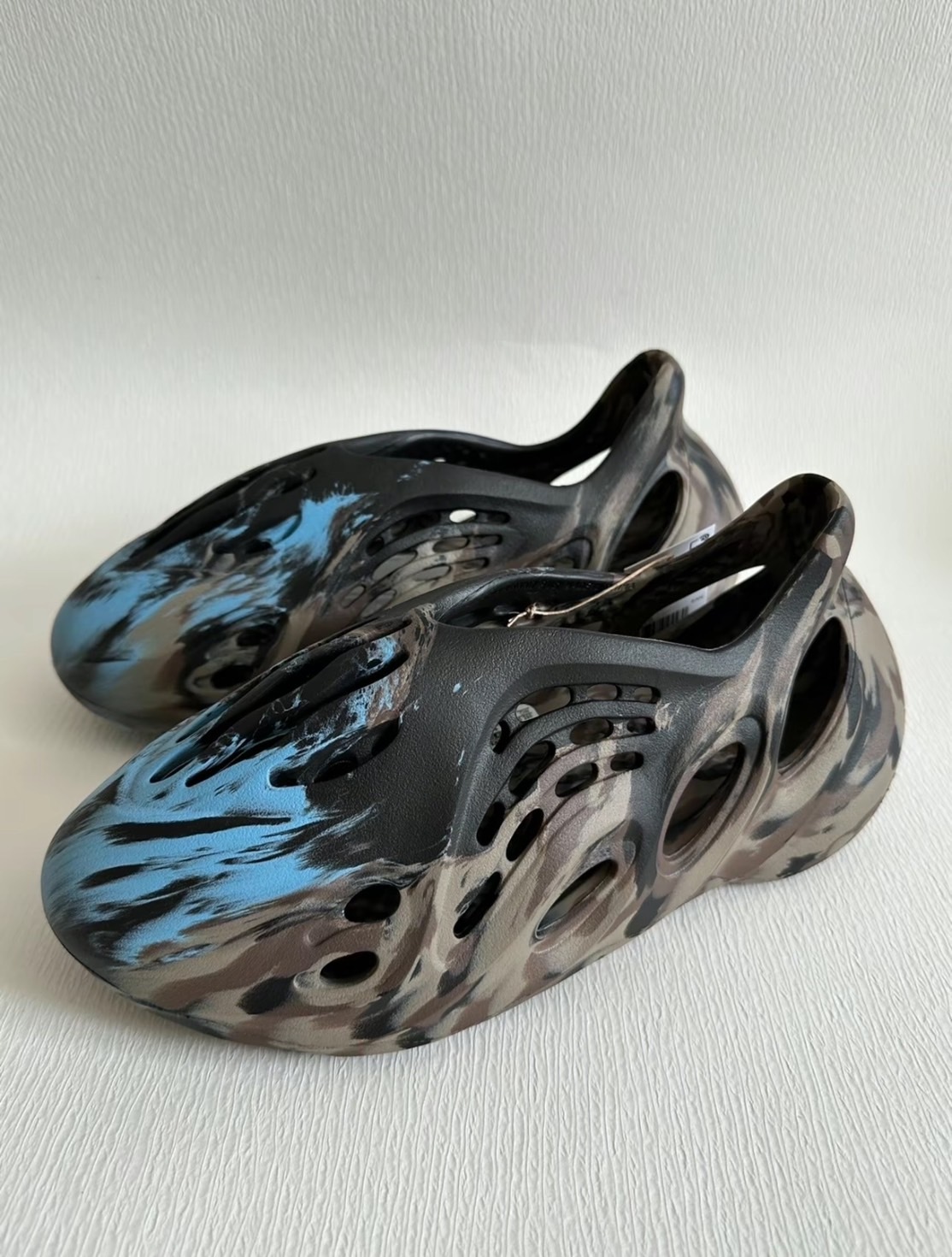 <線上SALE❤️‍🔥> Adidas Yeezy Foam Runner ''MX Cinder'' 五彩斑斕的黑 (ID4126)