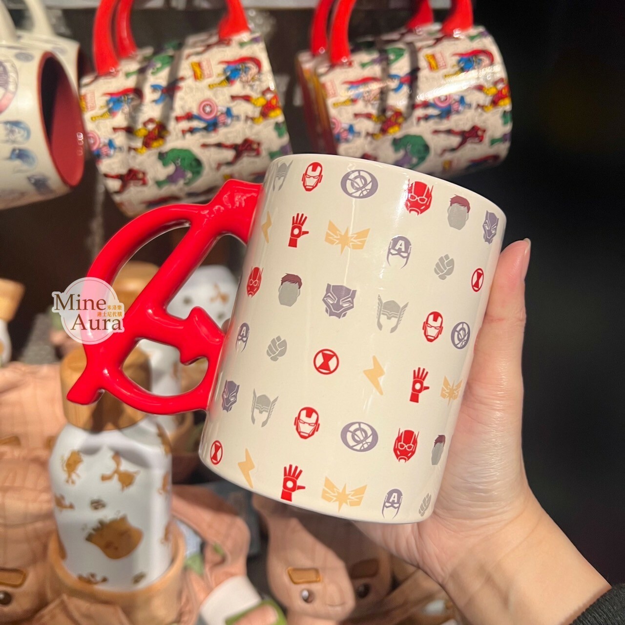 復仇者聯盟 The Avengers 經典標誌 滿版圖案 白底 A字手把 馬克杯 水杯 漫威 Marvel -香港迪士尼樂園