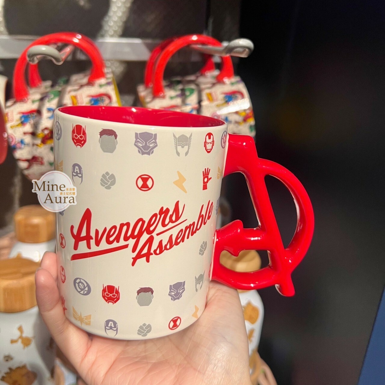 復仇者聯盟 The Avengers 經典標誌 滿版圖案 白底 A字手把 馬克杯 水杯 漫威 Marvel -香港迪士尼樂園