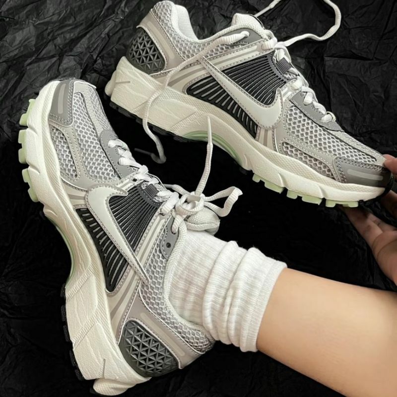 【代購】 NIKE AIR WMNSZOOM VOMERO 5 COBBLESTONE 復古老爹鞋 球鞋