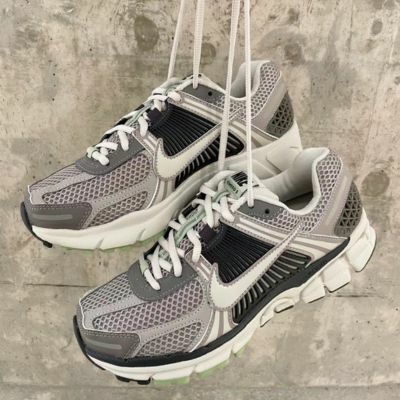 【代購】 NIKE AIR WMNSZOOM VOMERO 5 COBBLESTONE 復古老爹鞋 球鞋