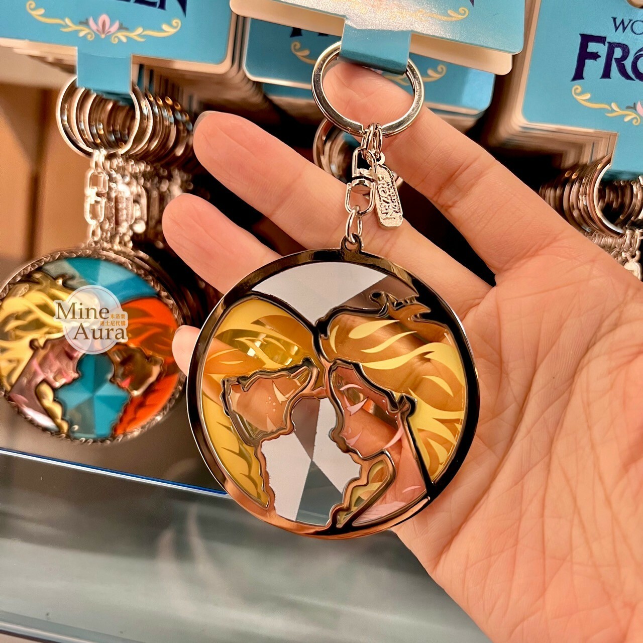 World of Frozen 限定 艾莎 Elsa 安娜Anna 圓形造型 鑰匙圈 吊飾 冰雪奇緣 Frozen -香港迪士尼樂園