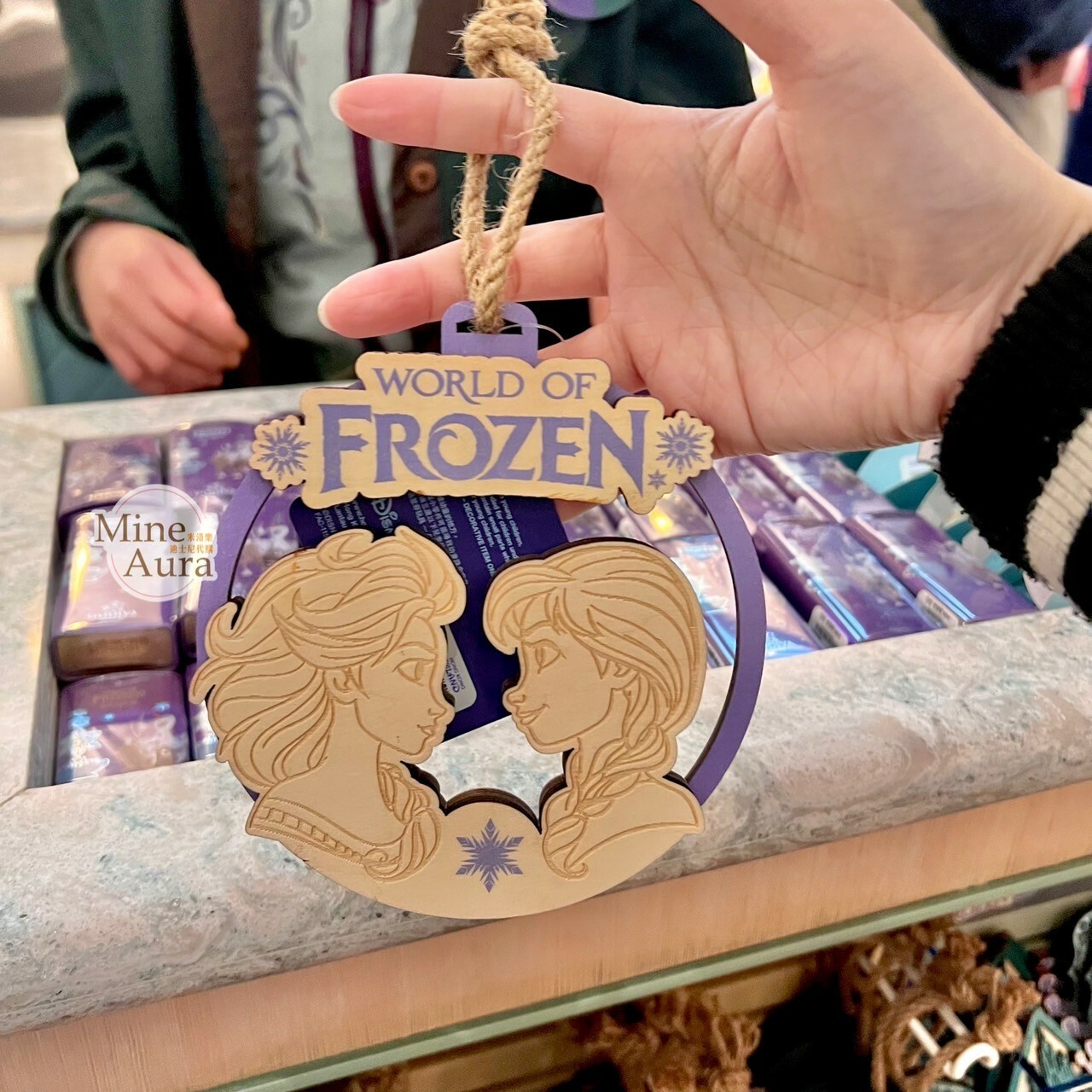 World of Frozen 限定 艾莎 Elsa 安娜Anna 圓形造型 掛飾 冰雪奇緣 Frozen -香港迪士尼樂園