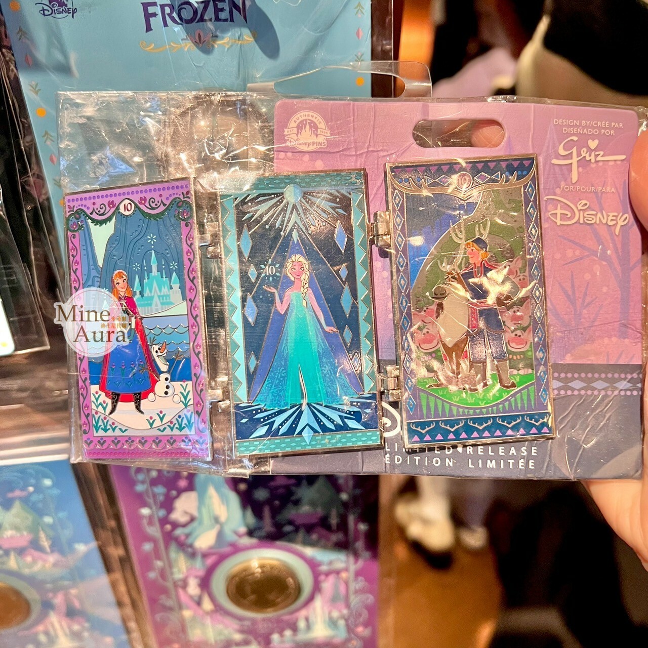 World of Frozen 限定 艾莎 Elsa 安娜Anna 長形 徽章 PIN 冰雪奇緣 Frozen -香港迪士尼樂園