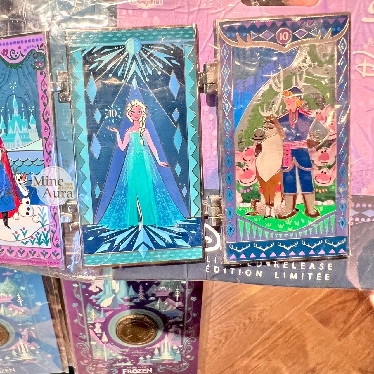 World of Frozen 限定 艾莎 Elsa 安娜Anna 長形 徽章 PIN 冰雪奇緣 Frozen -香港迪士尼樂園