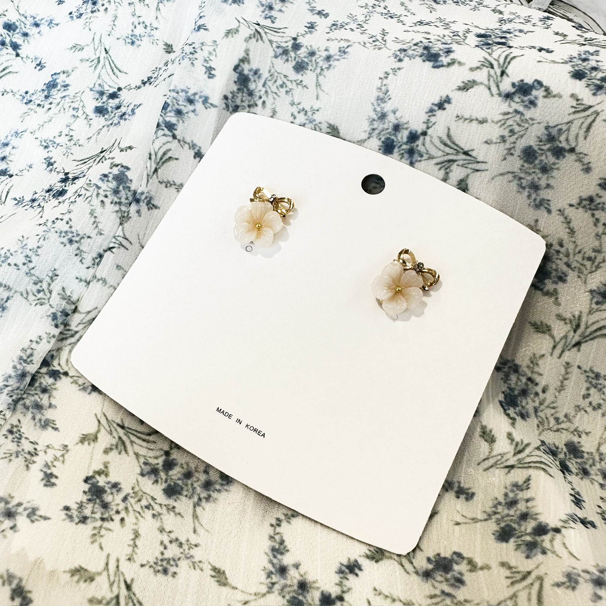 AC091 Beige Floral Earrings