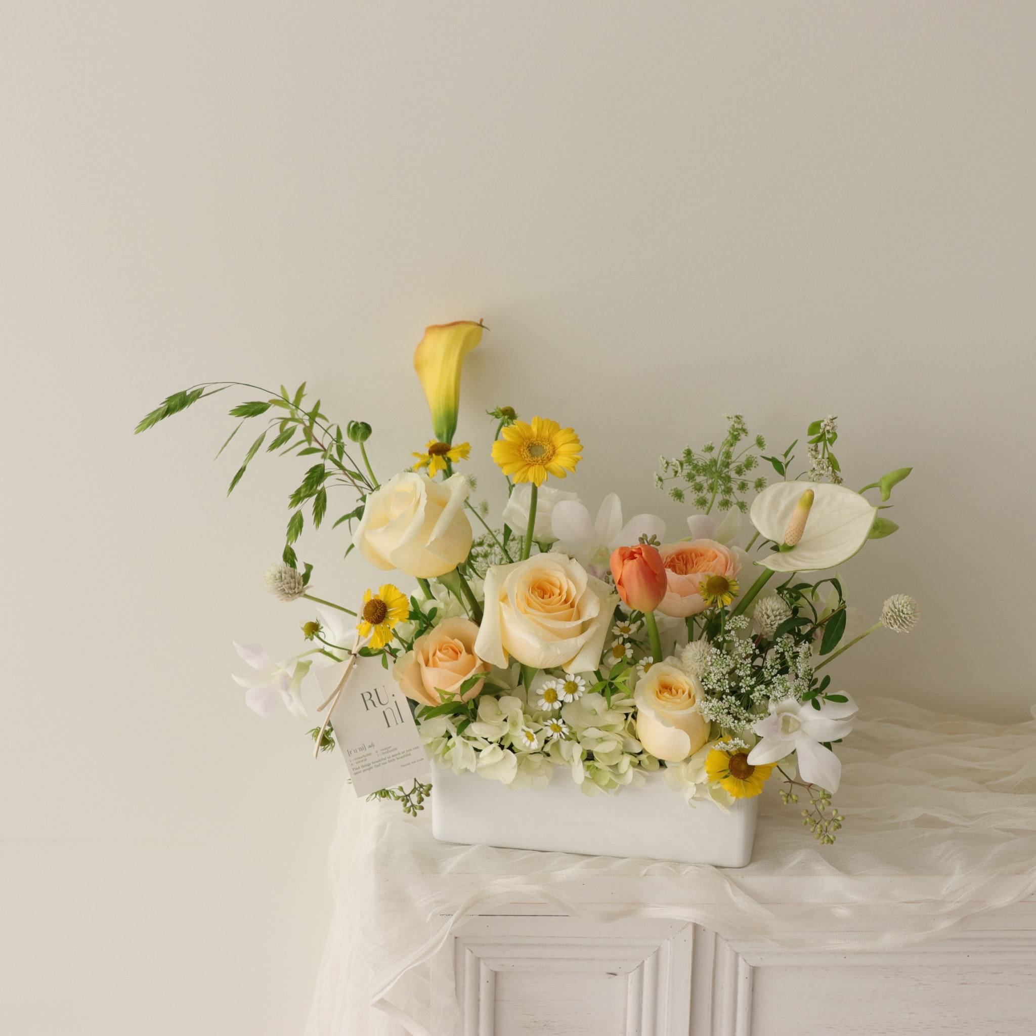 晴朗夏日長槽桌花