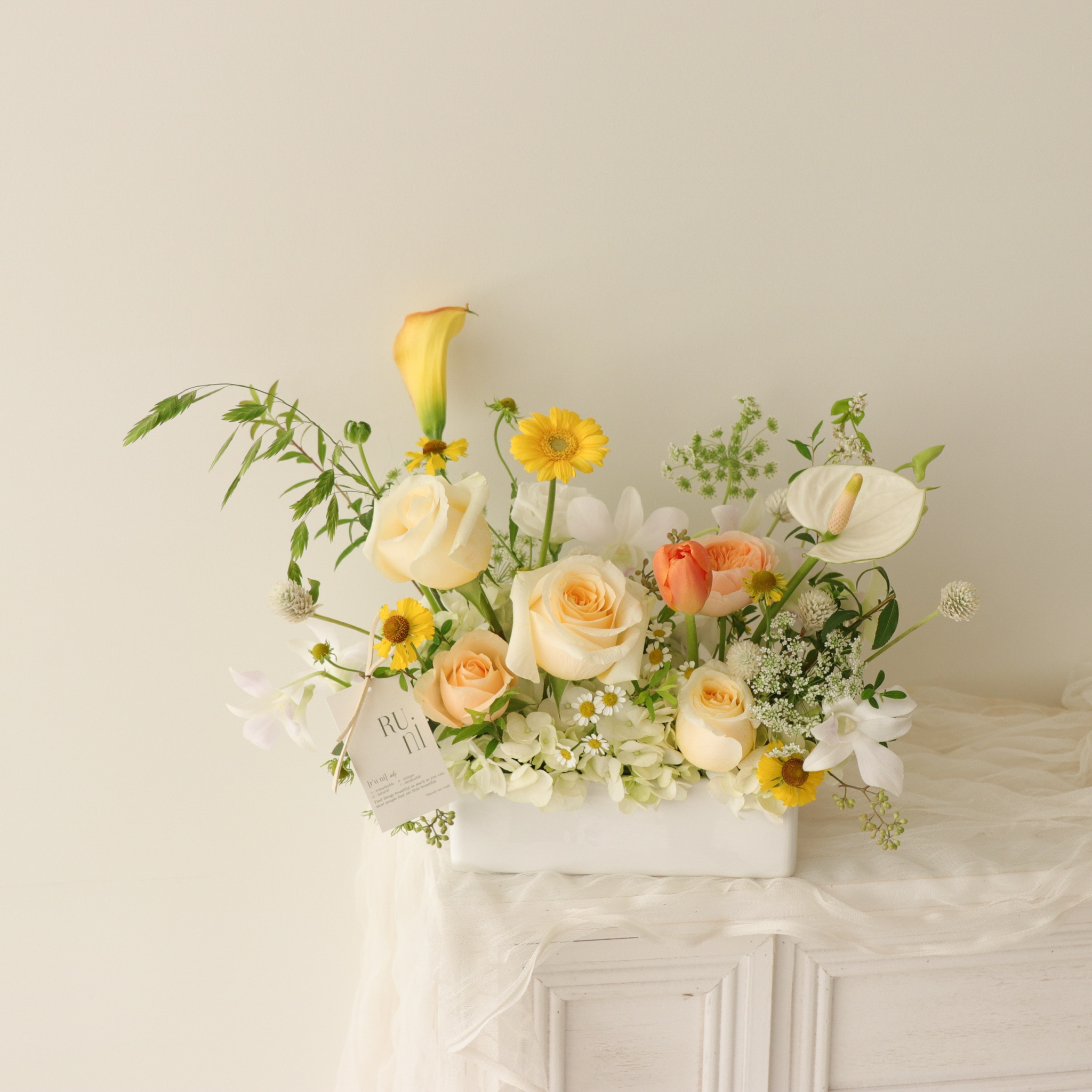 晴朗夏日長槽桌花