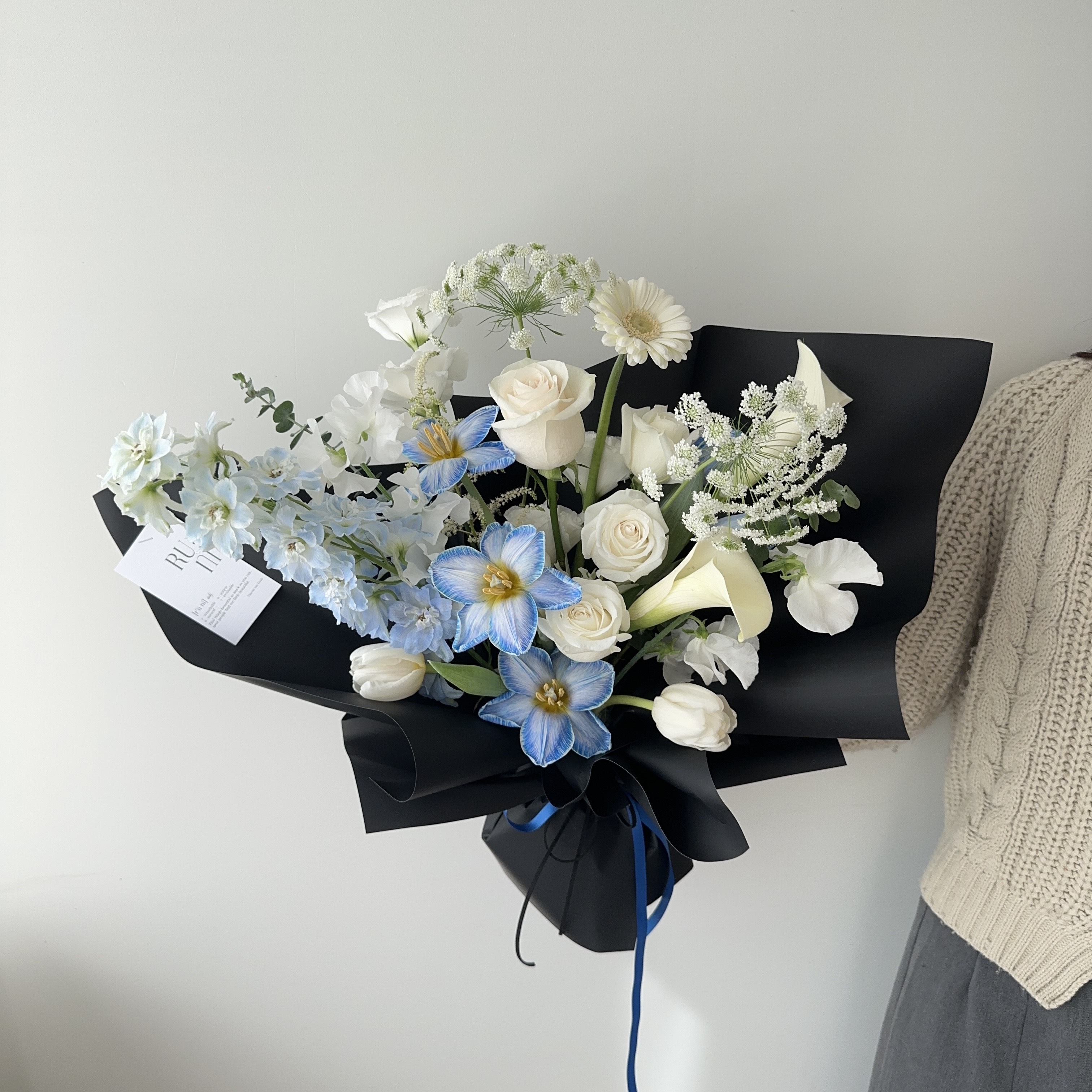 晴朗日子-白藍色系玫瑰綜合鮮花花束