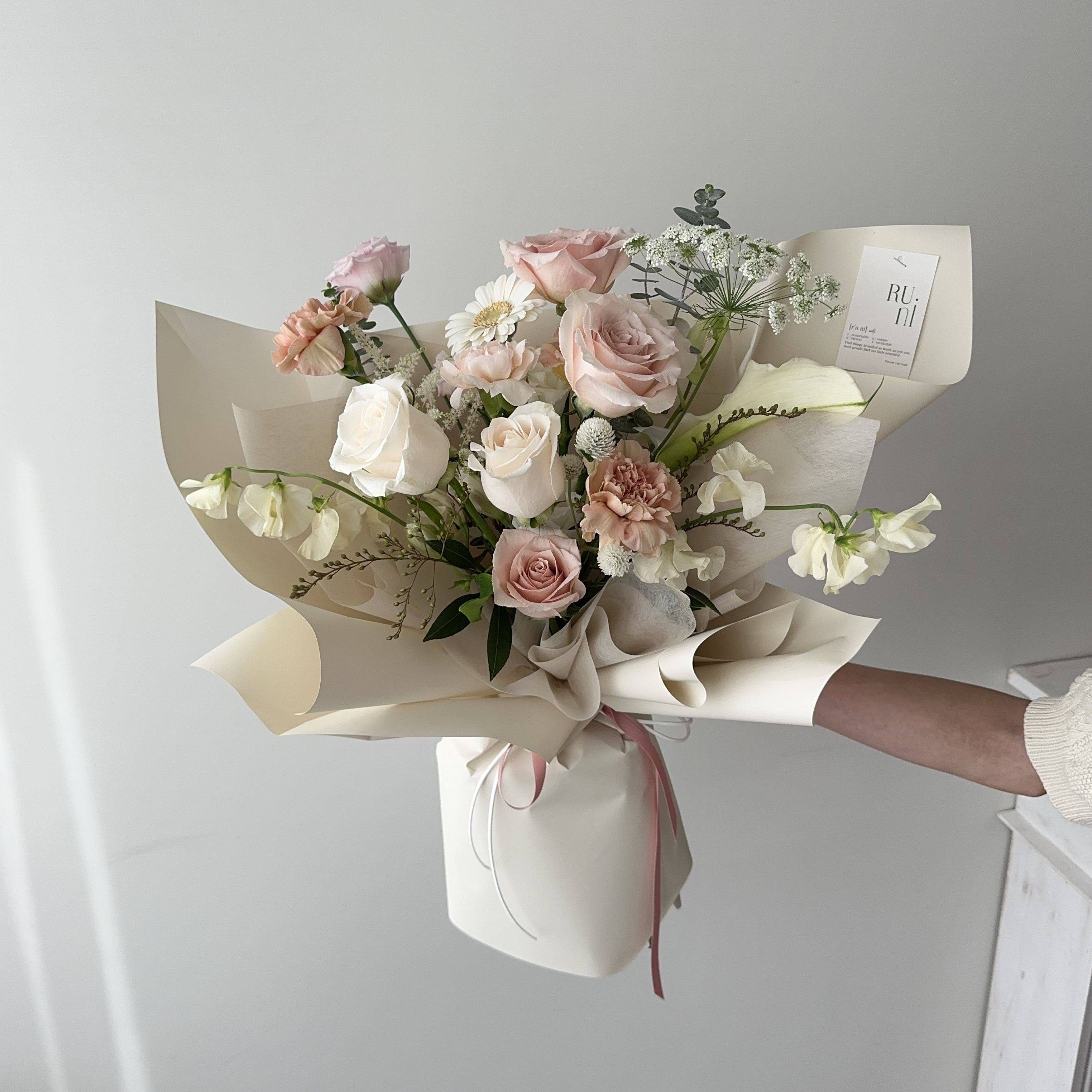 美好時光-進口白粉玫瑰綜合花束