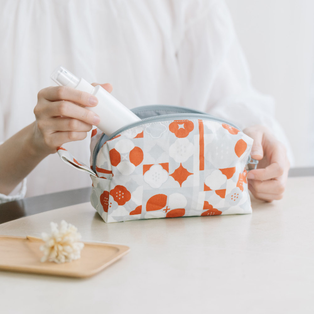 Zipper Cuboid Pouch/Begonia Glass Pattern No.12/Spring Plum Red