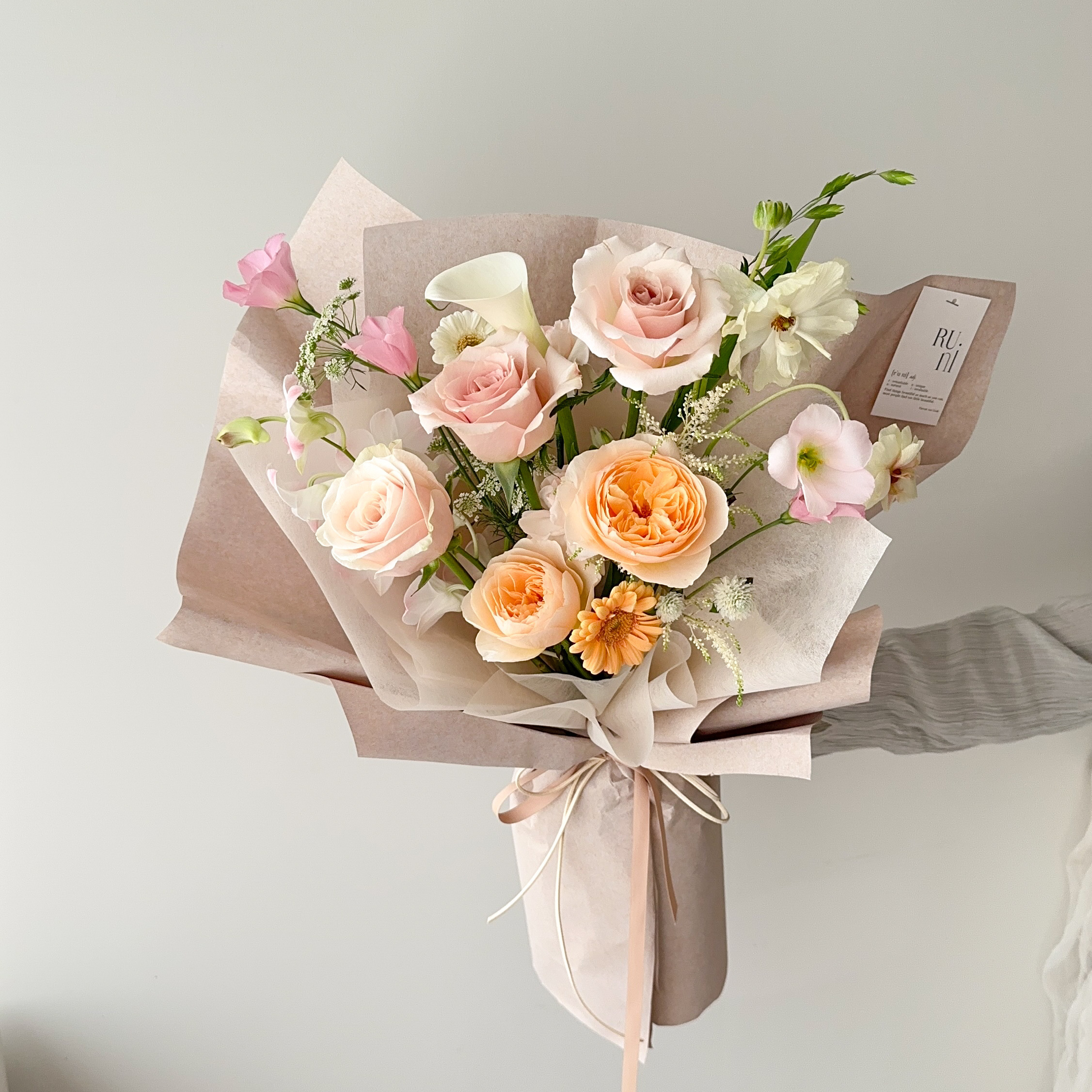 粉橘色淡雅鮮花花束