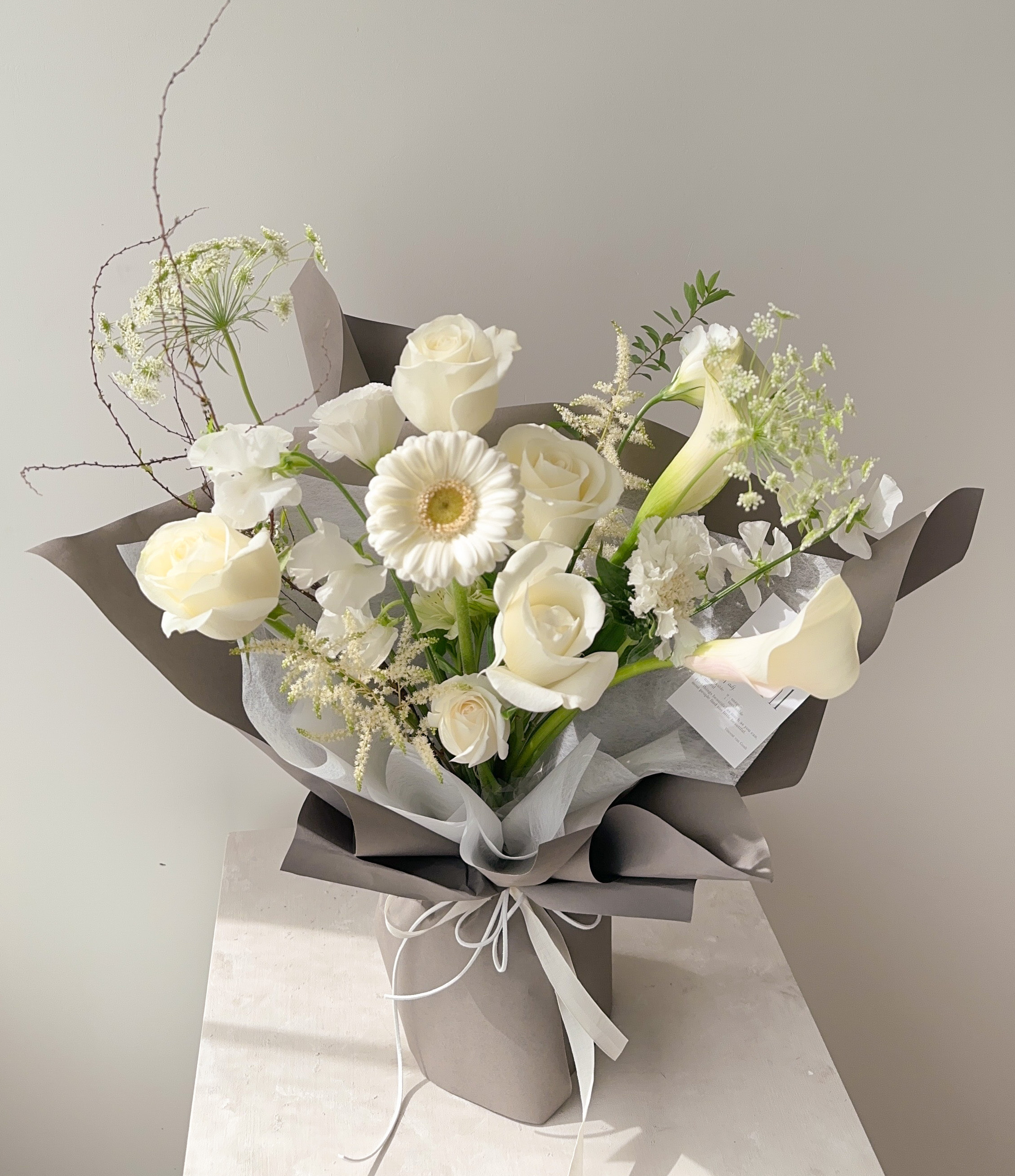 淡雅日常-白綠色系進口玫瑰綜合鮮花花束