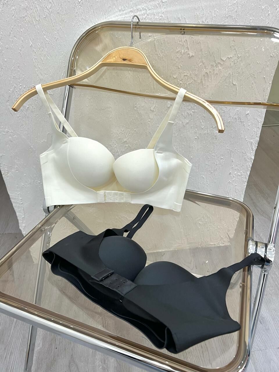 863 Bra