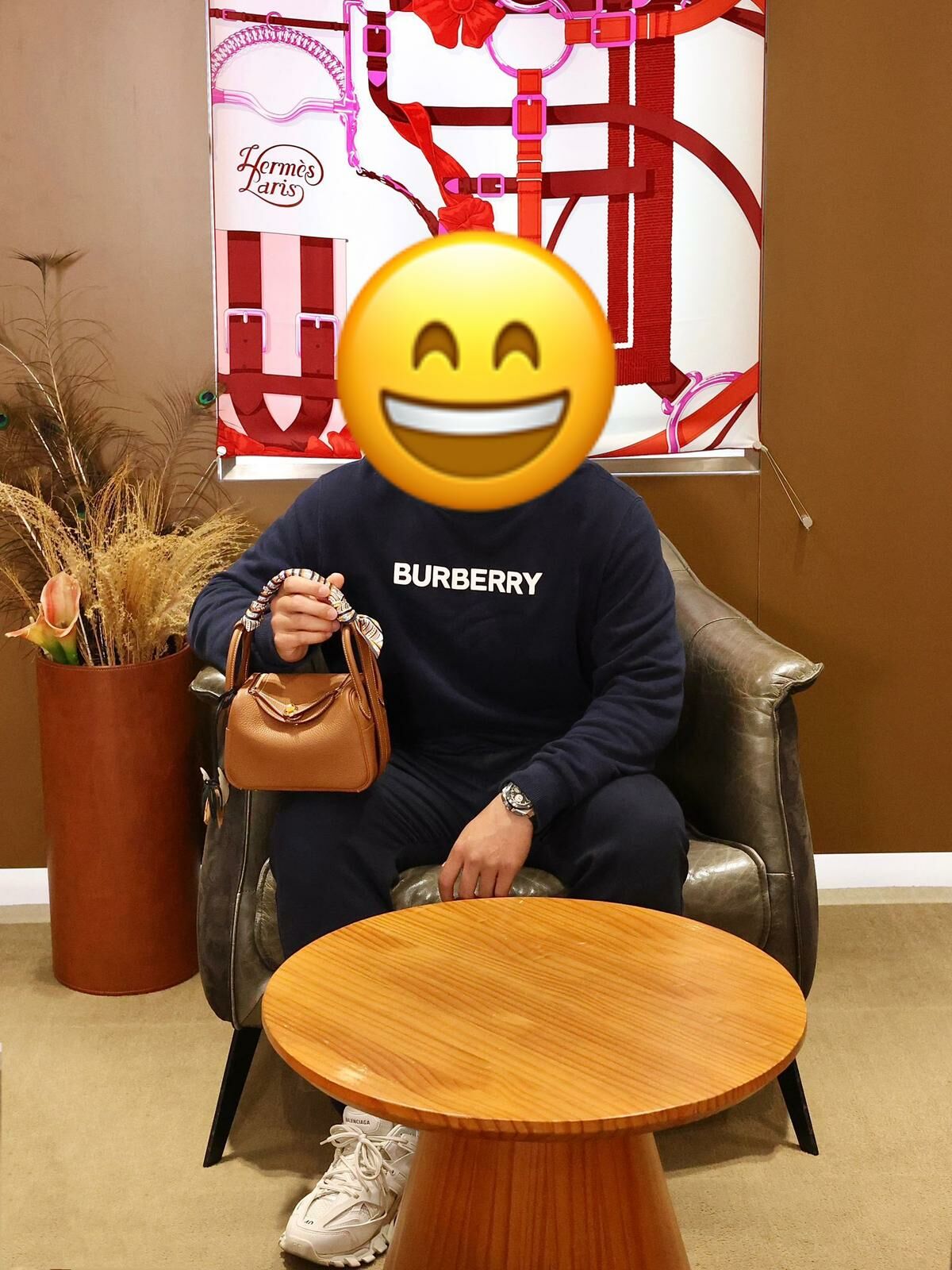 【 感謝支持 】暖男先生來shopping🎉 一眼睇中lindy mini金金🐫🔑 配埋twilly🎀 秋冬最美美德拉色🧡 買來送心上人超讚👍🏻 多謝你嘅支持與信任🫶💪