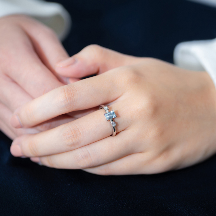 祖母綠切工海藍寶18K戒指