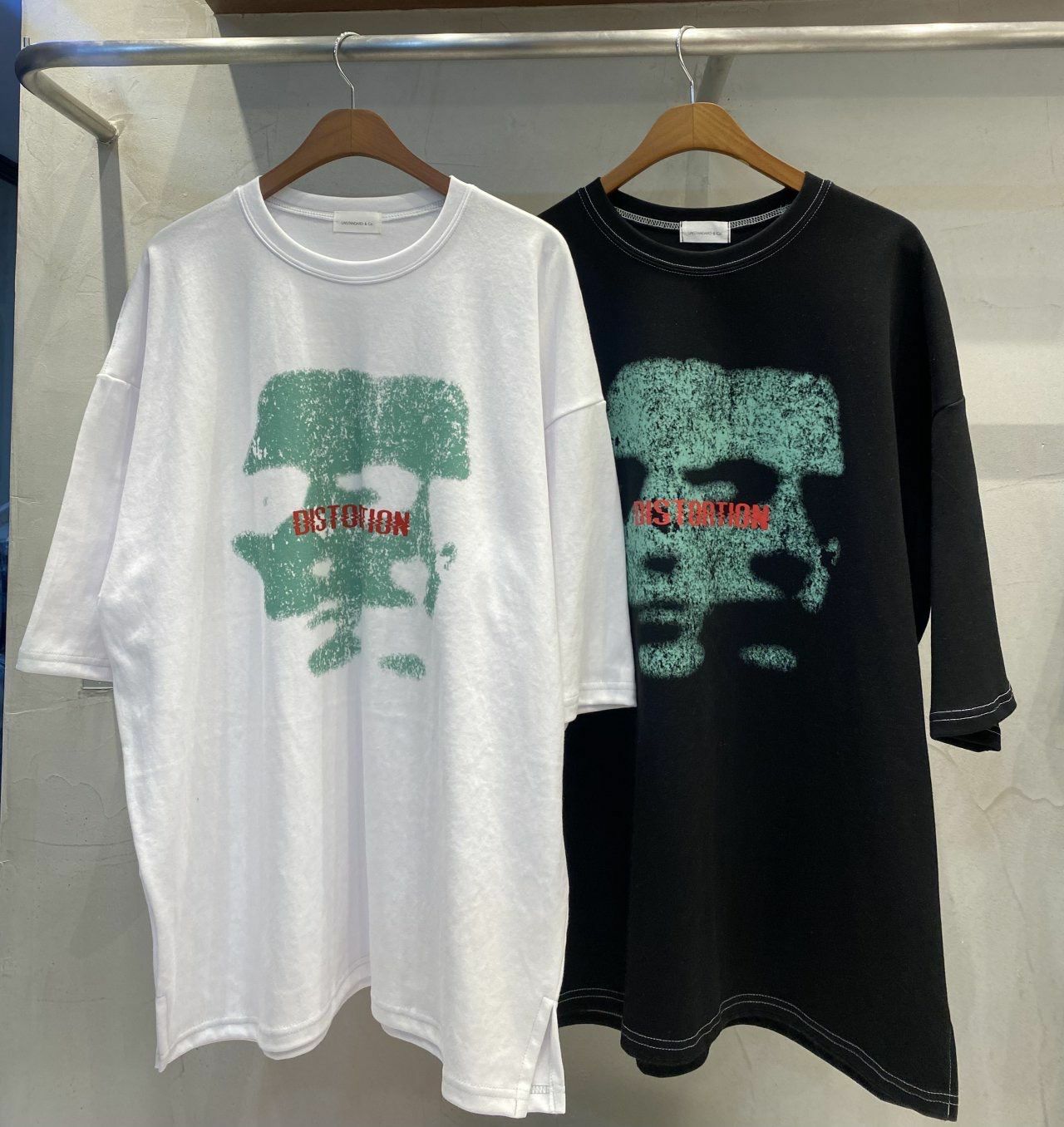 OverSize人影圖案英文字短袖Tee UNSTANDARD-060T