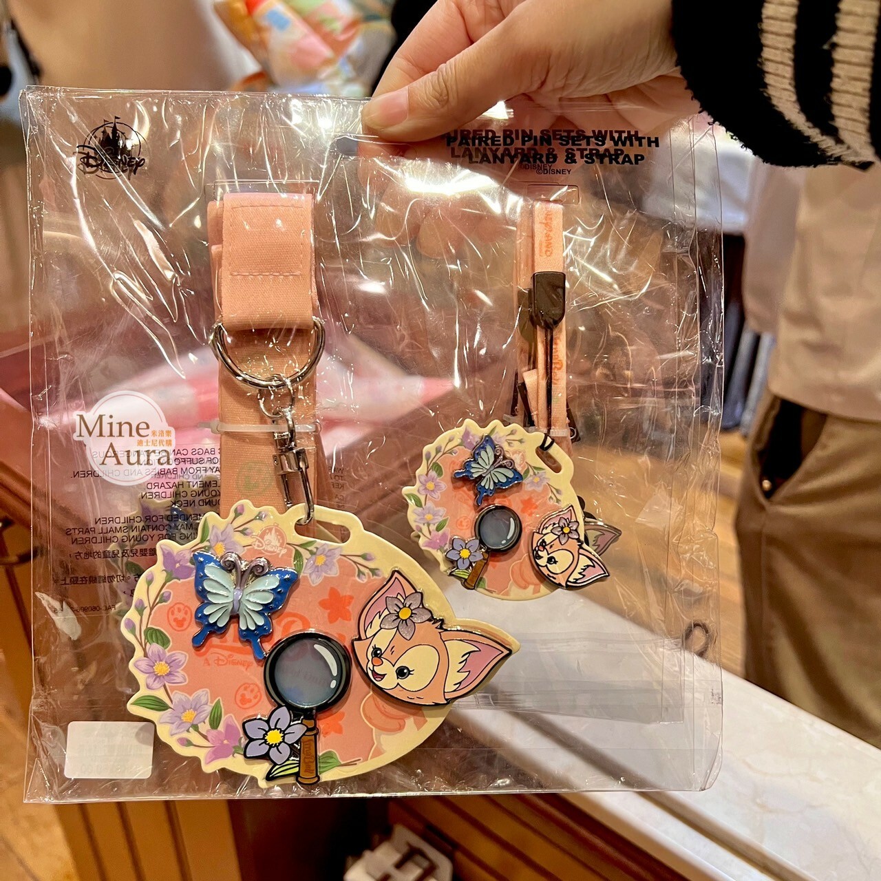 玲娜貝兒 Lina bell 大頭 蝴蝶 放大鏡 造型徽章+掛繩組 -香港迪士尼樂園