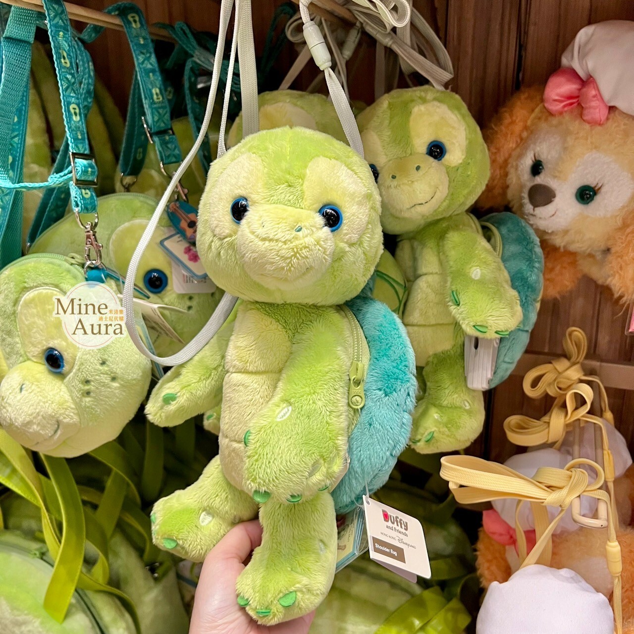 奧樂米拉 海龜 OluMel 側姿 絨毛娃娃玩偶設計 斜背 小包 -香港迪士尼樂園