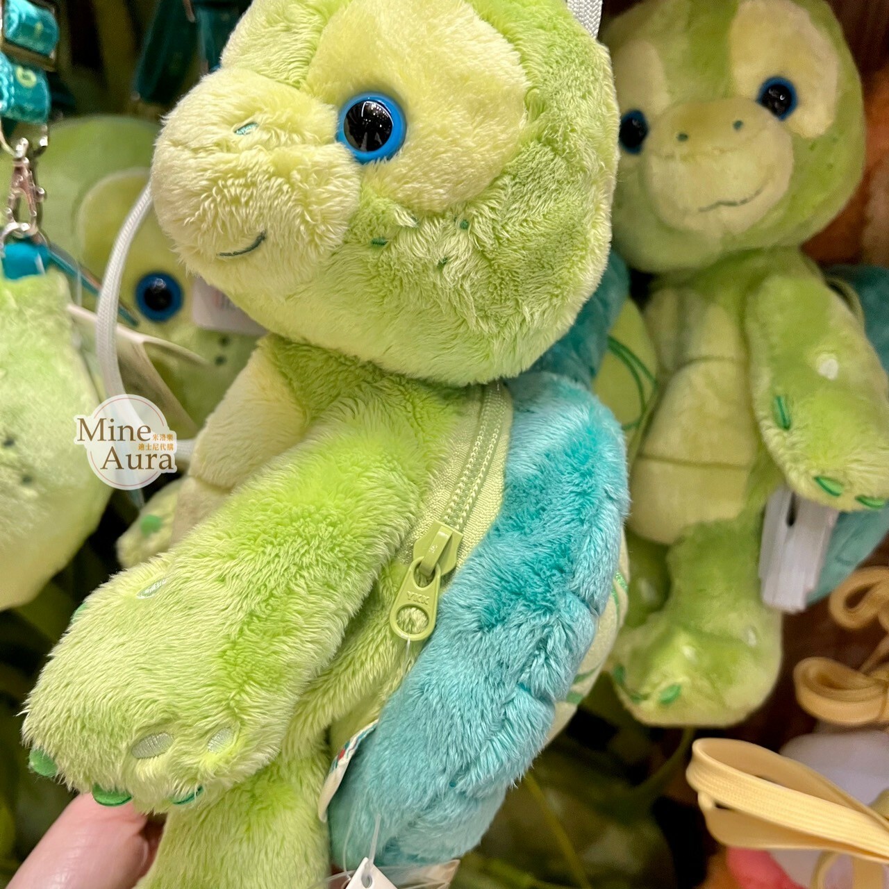 奧樂米拉 海龜 OluMel 側姿 絨毛娃娃玩偶設計 斜背 小包 -香港迪士尼樂園