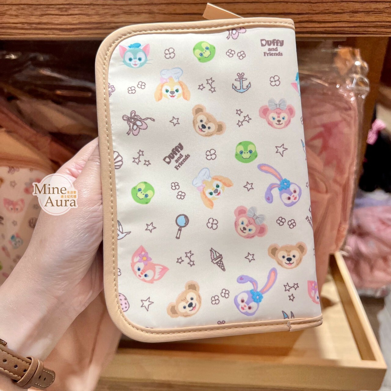 達菲 Duffy 與好友們 大頭滿版圖案 多功能收納 護照 收納包 旅行用品 -香港迪士尼樂園