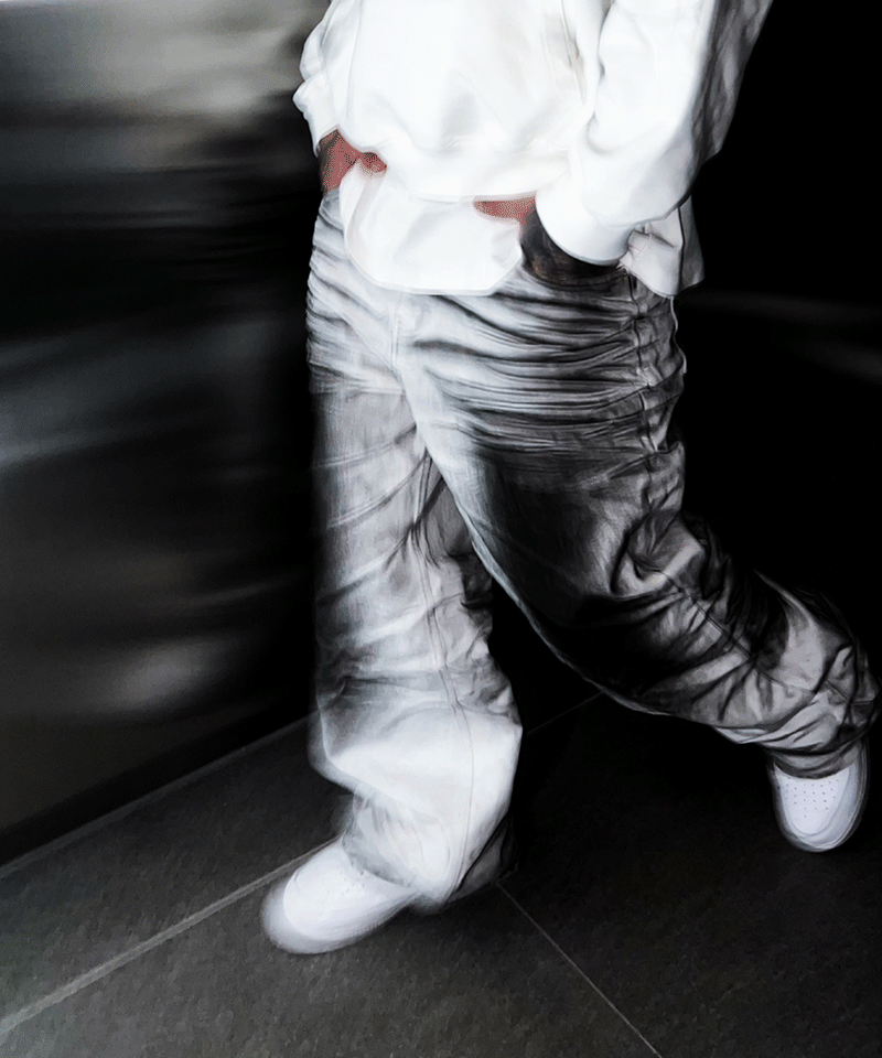 壓花汙水洗白色牛仔褲