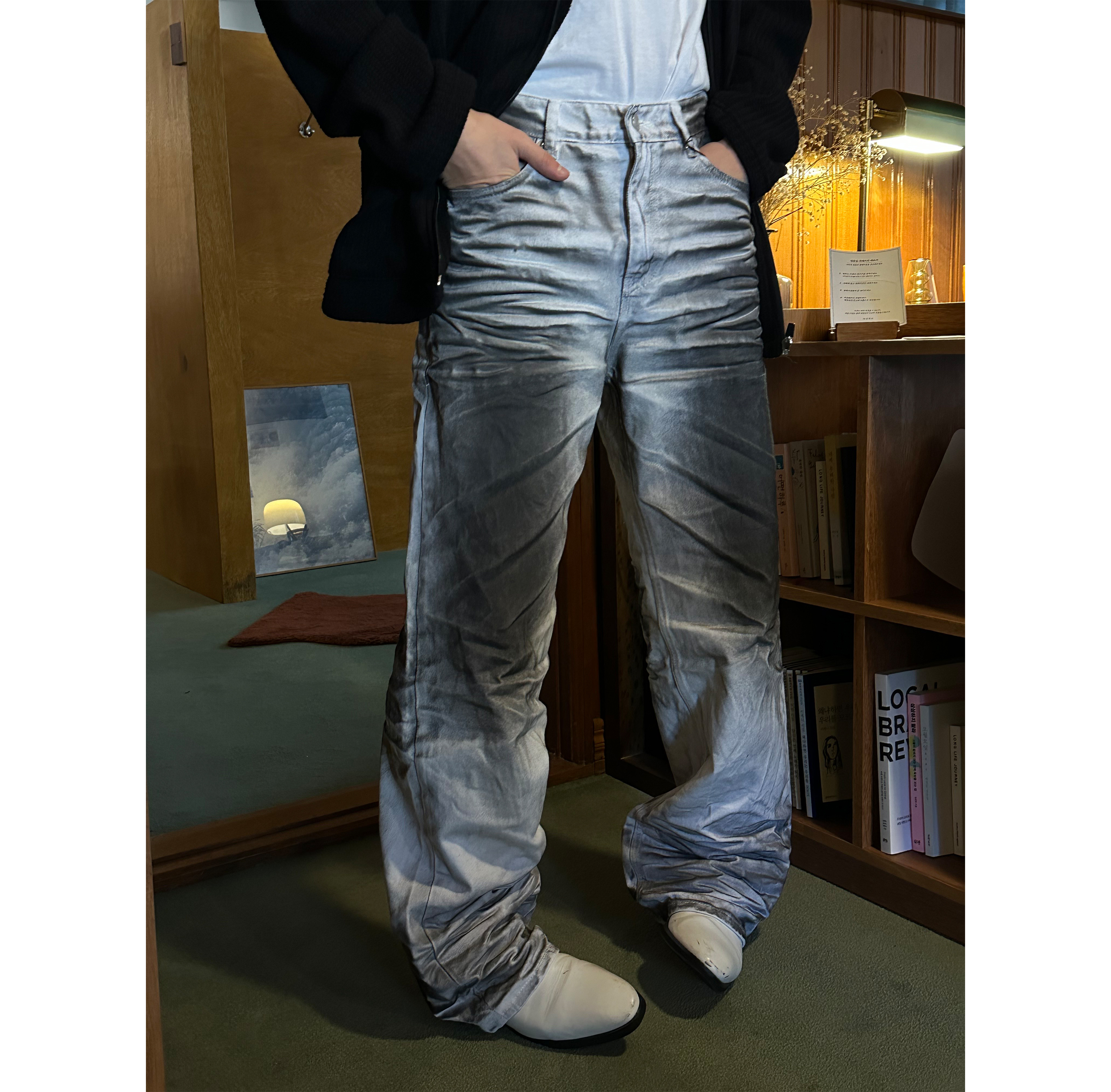 壓花汙水洗白色牛仔褲