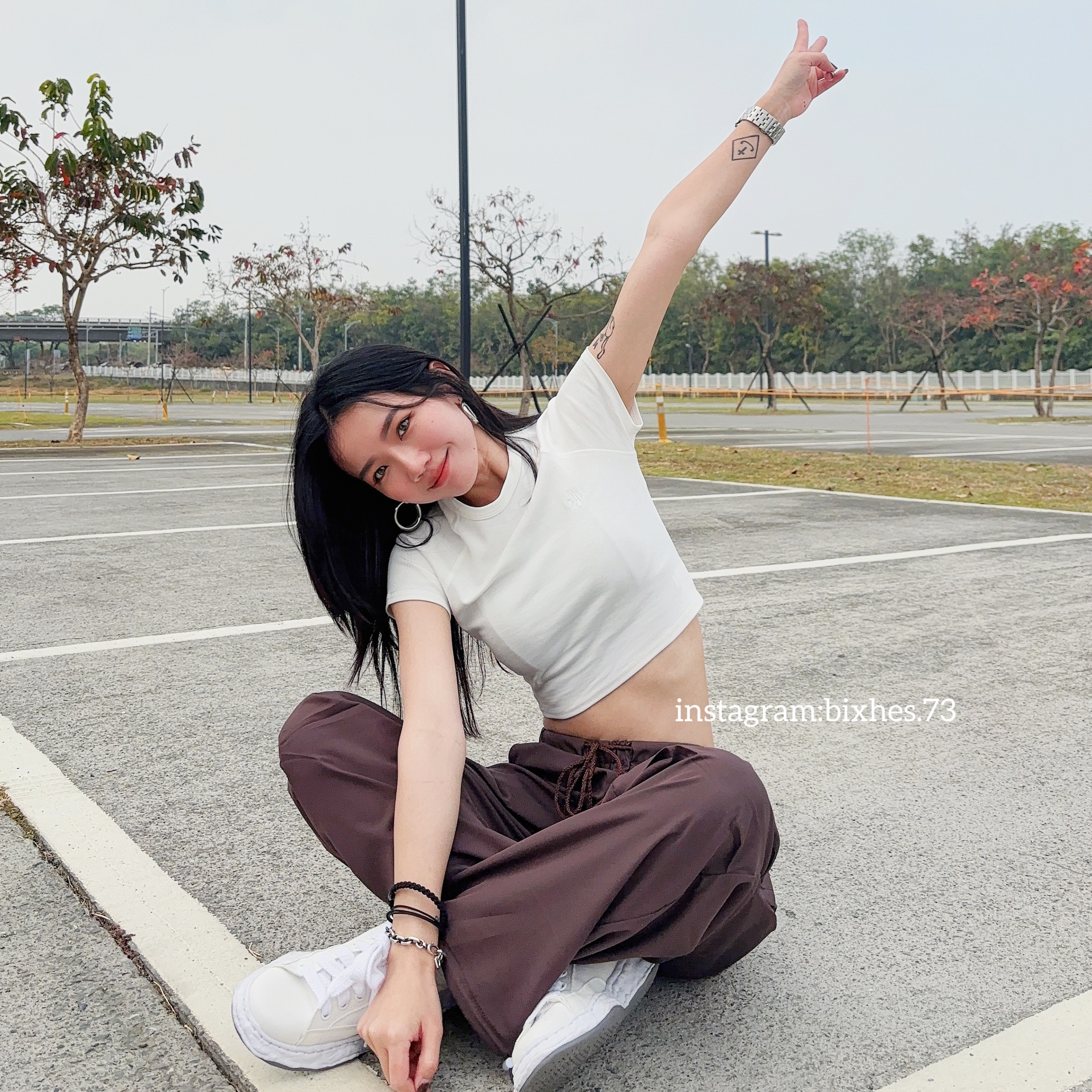 車線刺繡貼身短版T(A00058)