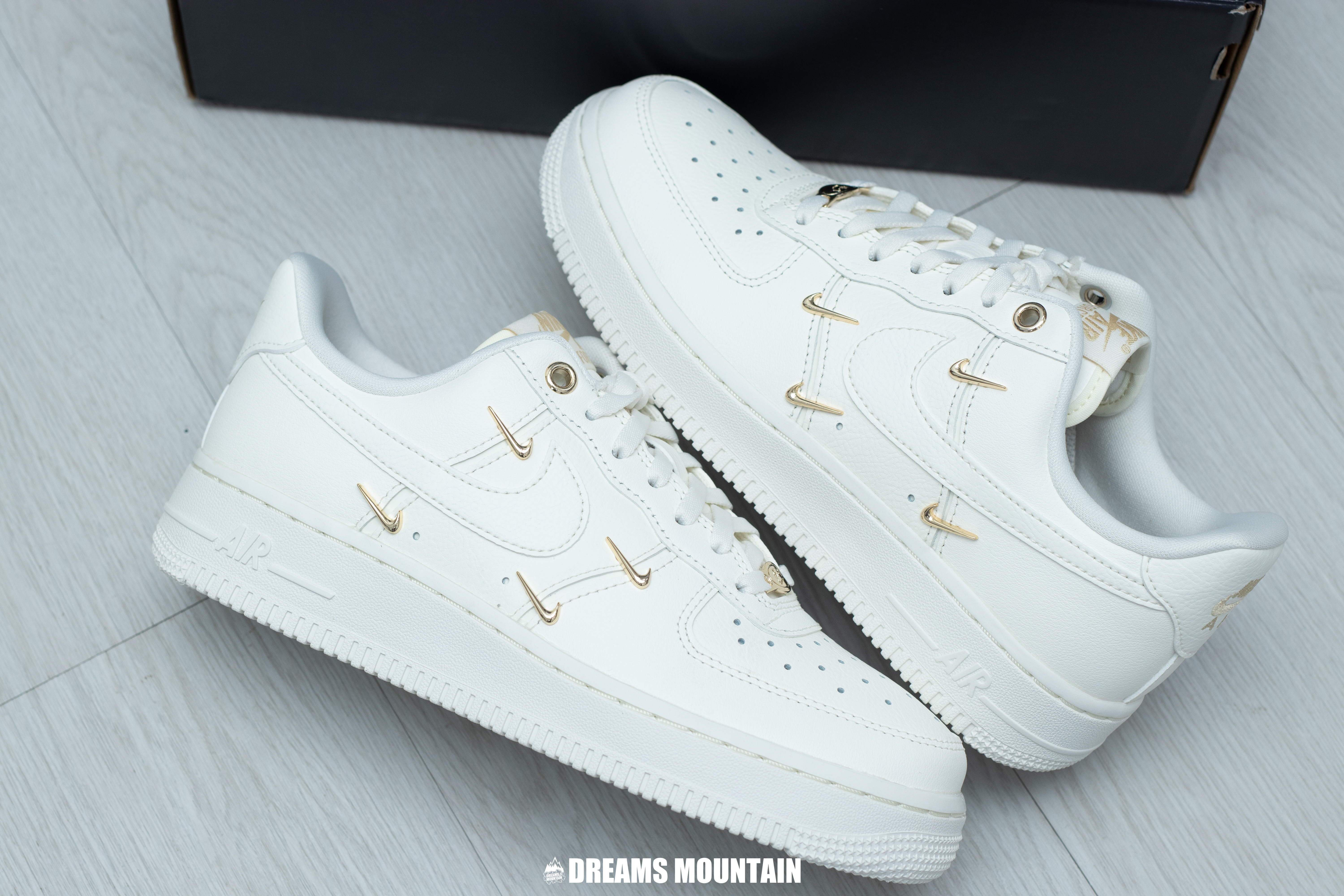 【預訂】NIKE AIR FORCE 1  07 LX 白金剔（泫雅款）-WOMEN