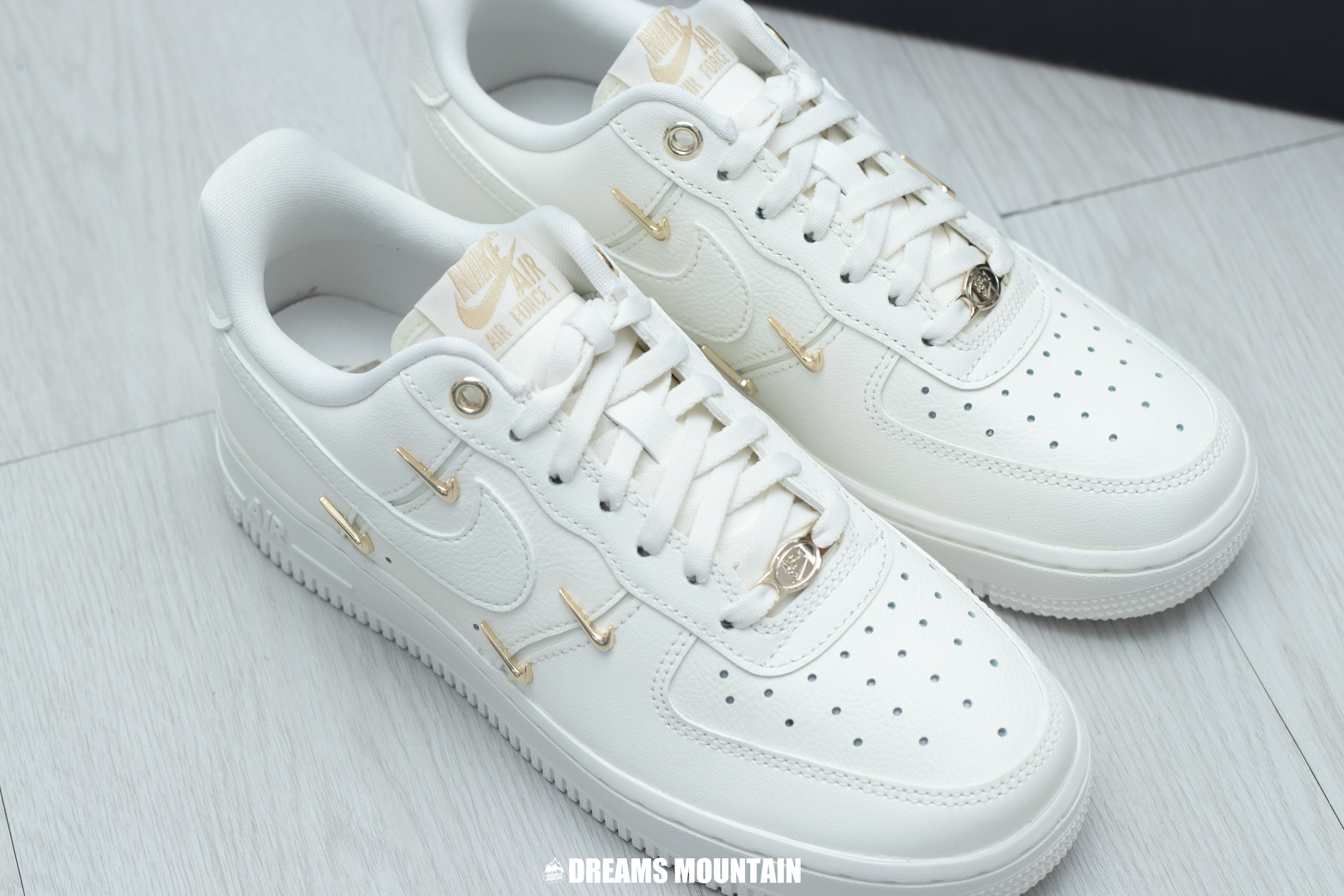 【預訂】NIKE AIR FORCE 1  07 LX 白金剔（泫雅款）-WOMEN
