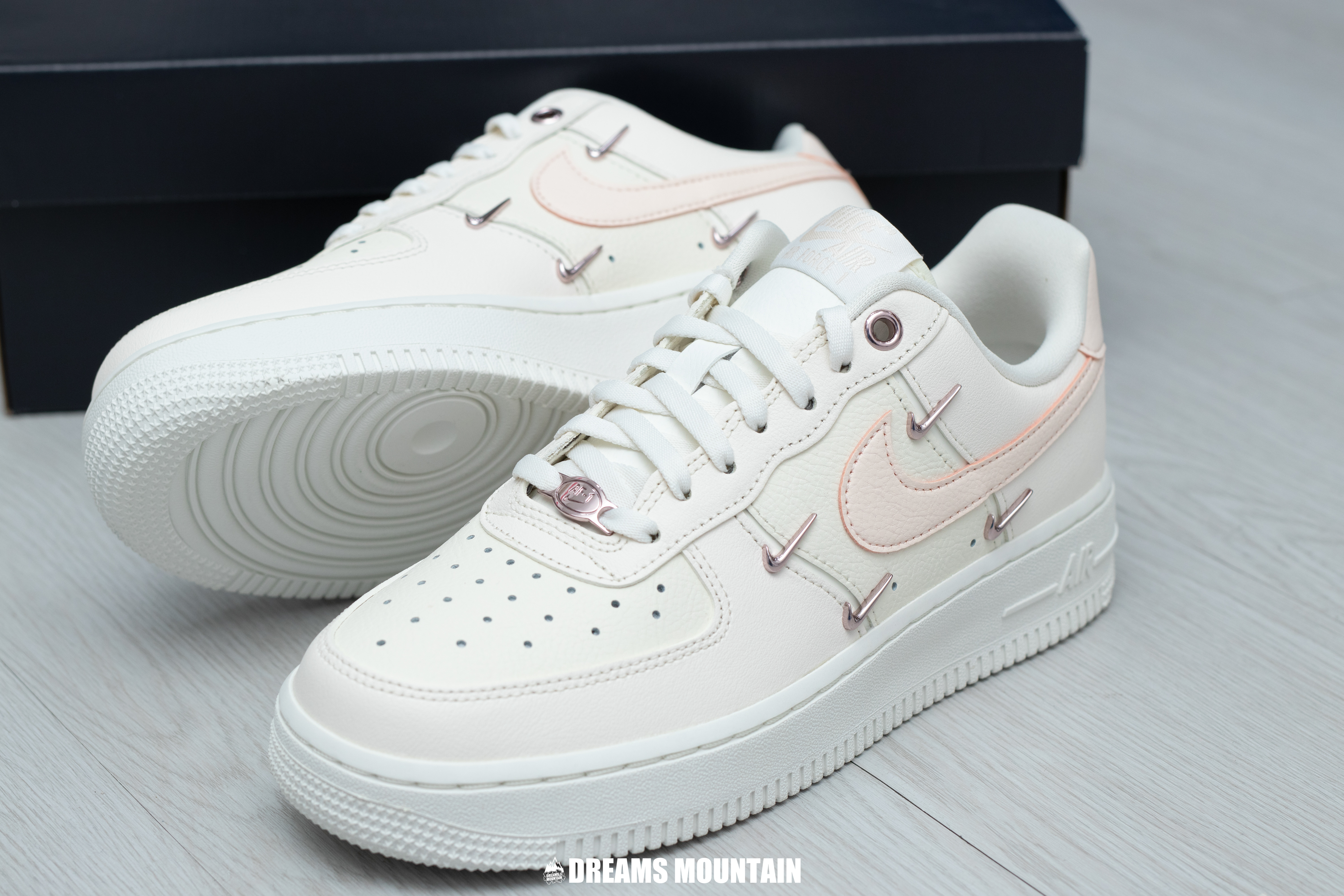 【預訂】Nike Air Force 1 07 LX  奶油白櫻花粉玫瑰金剔（泫雅款）-WOMEN