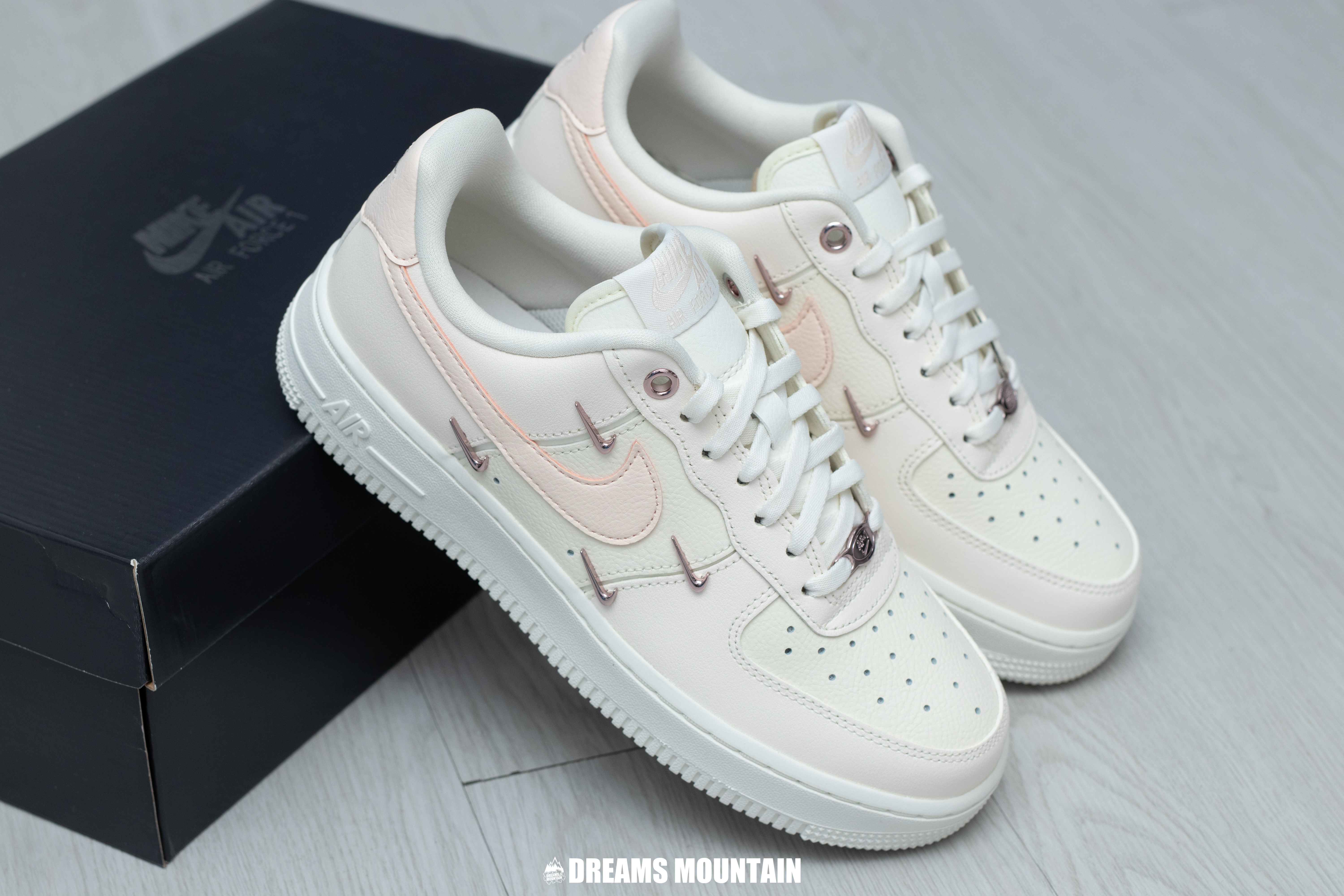 【預訂】Nike Air Force 1 07 LX  奶油白櫻花粉玫瑰金剔（泫雅款）-WOMEN