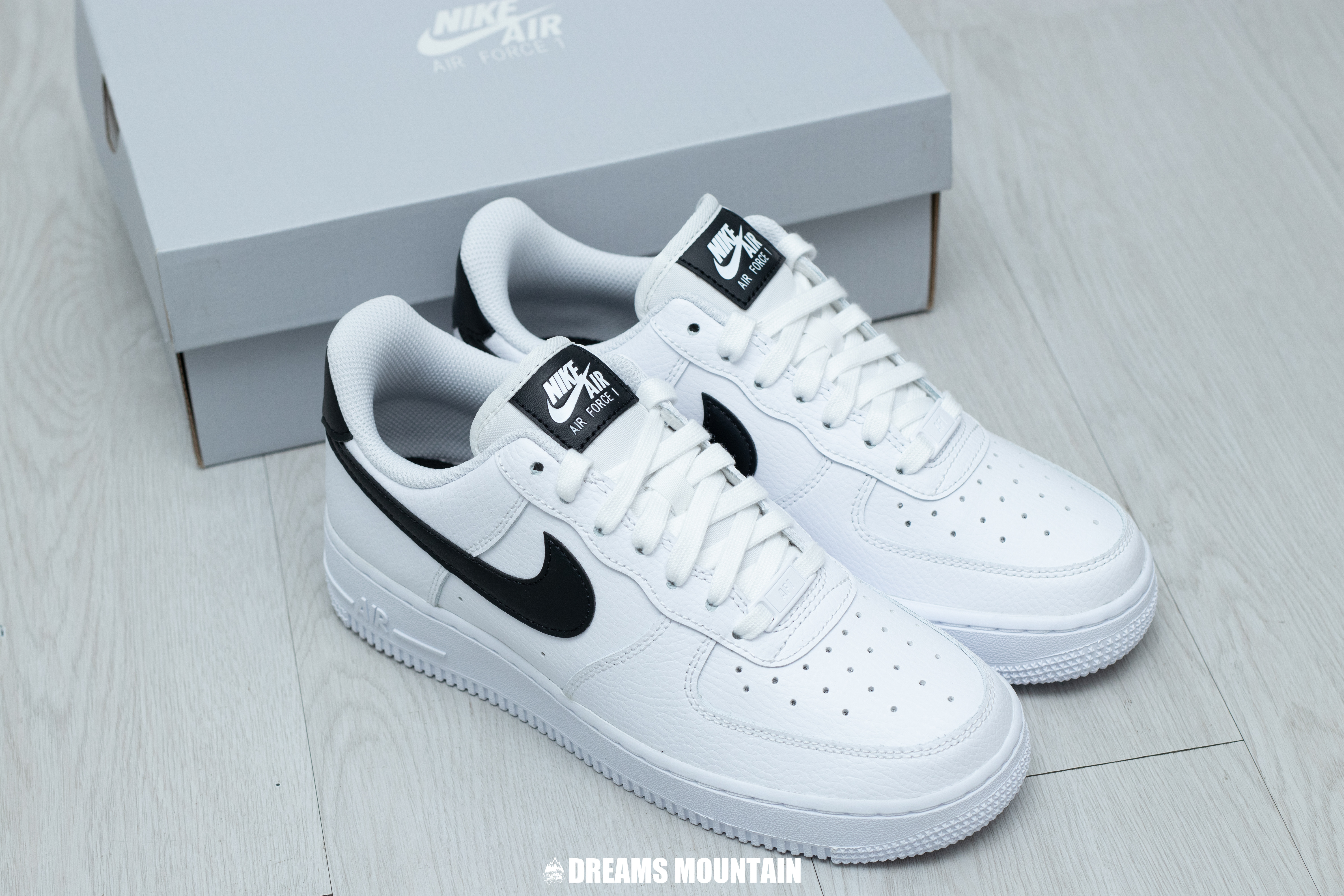 【預訂】 NIKE AIR FORCE 1  '07 白黑鞋舌黑皮牌-WOMEN