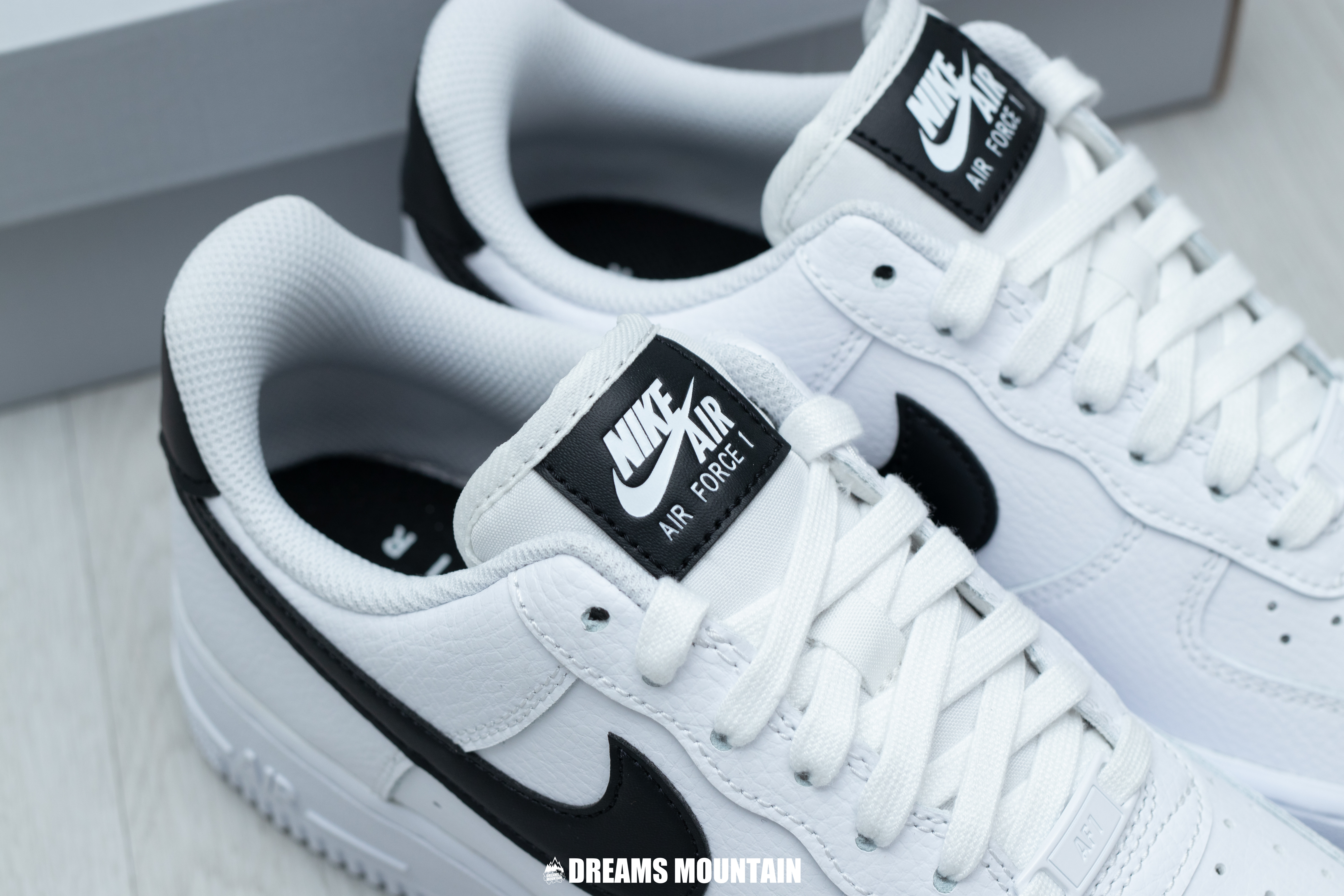 【預訂】 NIKE AIR FORCE 1  '07 白黑鞋舌黑皮牌-WOMEN