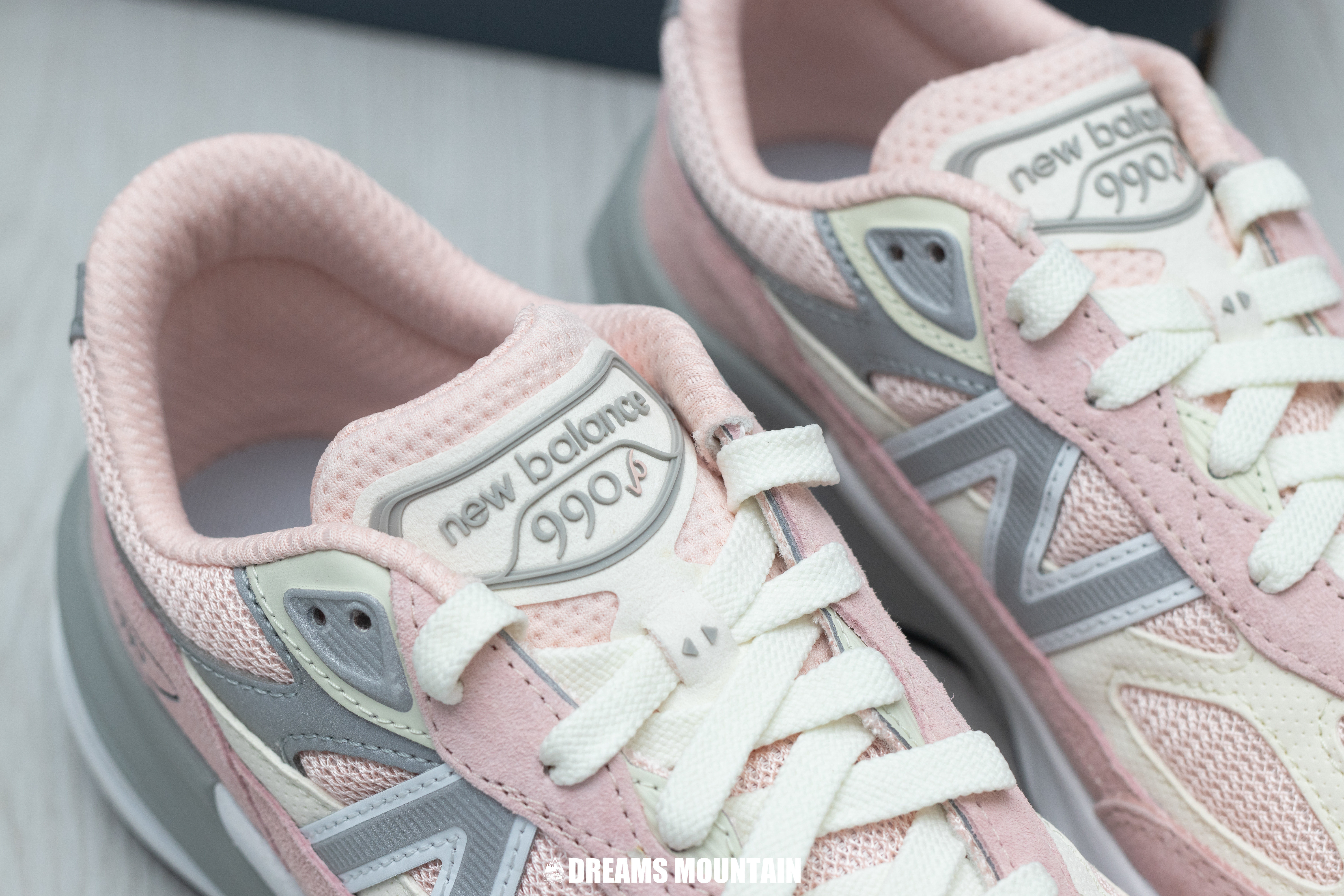 【預訂】New Balance 990 V6 甜美粉拼灰白-GS