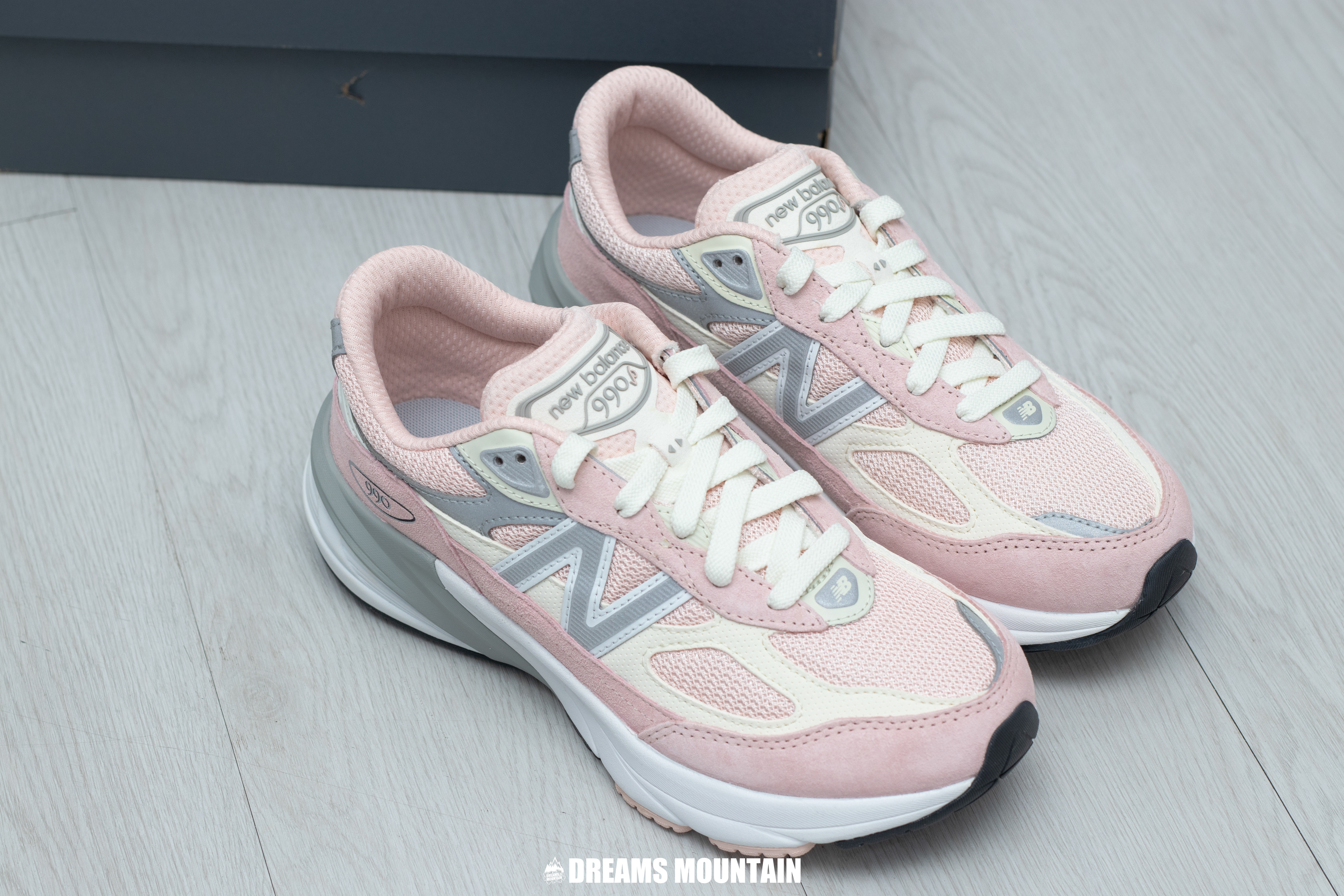 【預訂】New Balance 990 V6 甜美粉拼灰白-GS