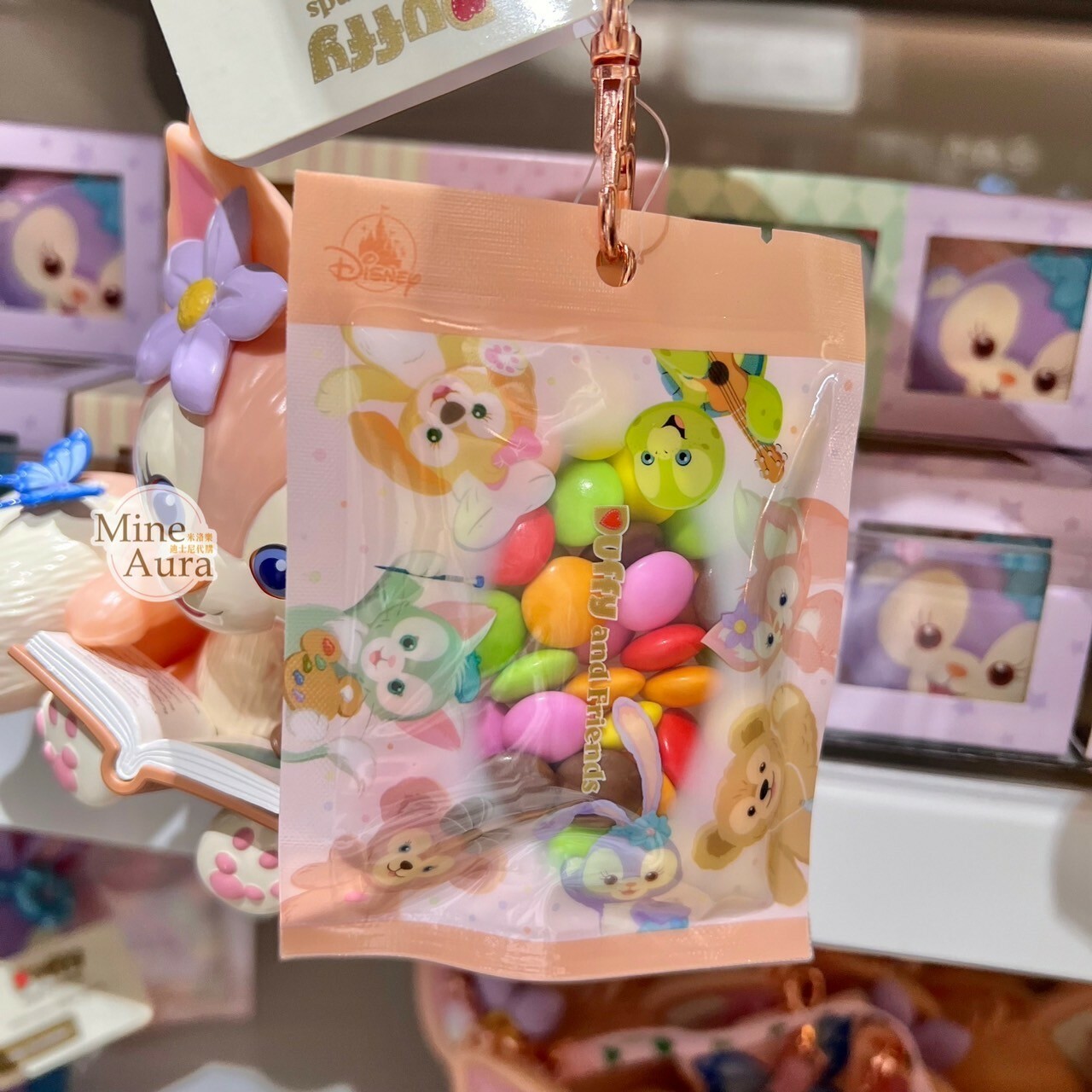 玲娜貝兒 Lina bell 眼珠可動設計 立體看書坐姿 造型 手提 糖果盒 公仔 擺飾品 -香港迪士尼樂園