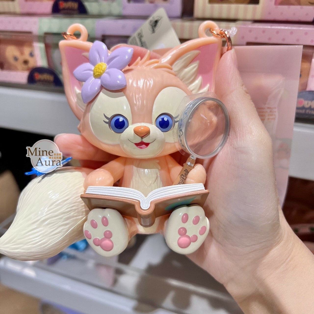 玲娜貝兒 Lina bell 眼珠可動設計 立體看書坐姿 造型 手提 糖果盒 公仔 擺飾品 -香港迪士尼樂園