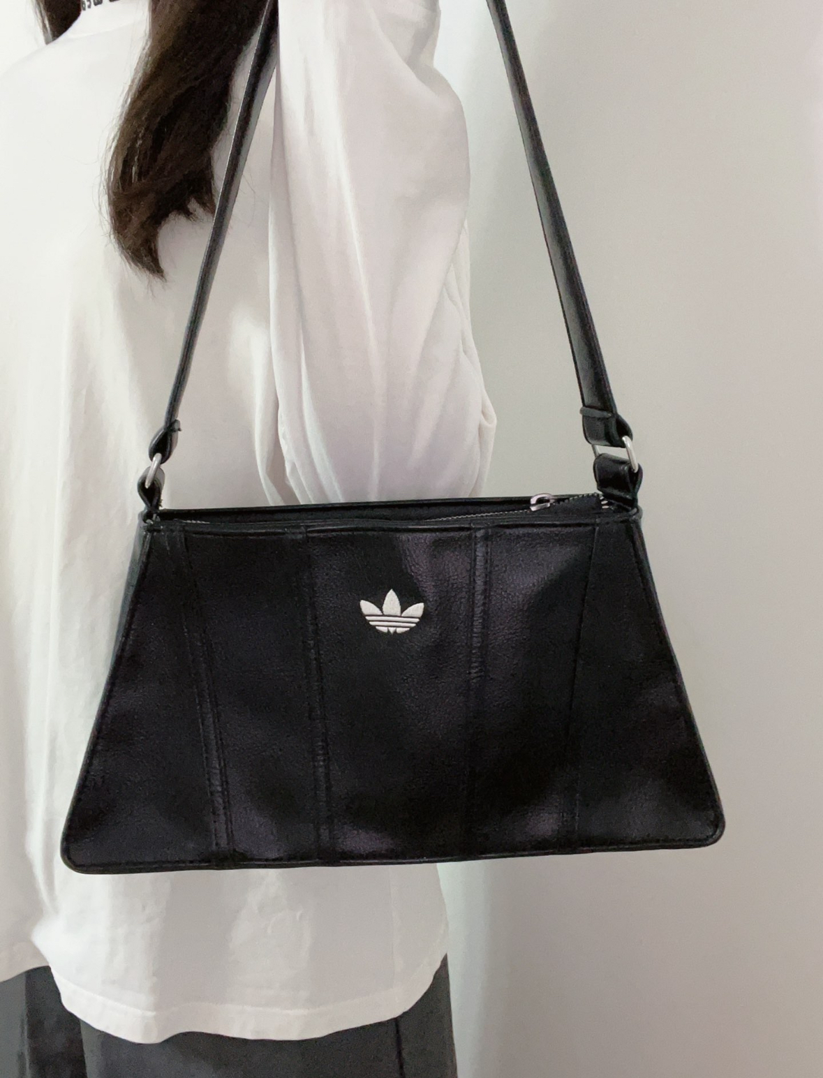 Adidas Originals 小Logo梯形包 腋下包 黑色 IL9610/現貨＋預購