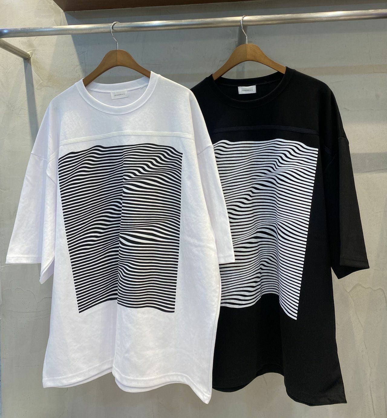 Oversize線條圖案英文字短袖Tee UNSTANDARD-066T