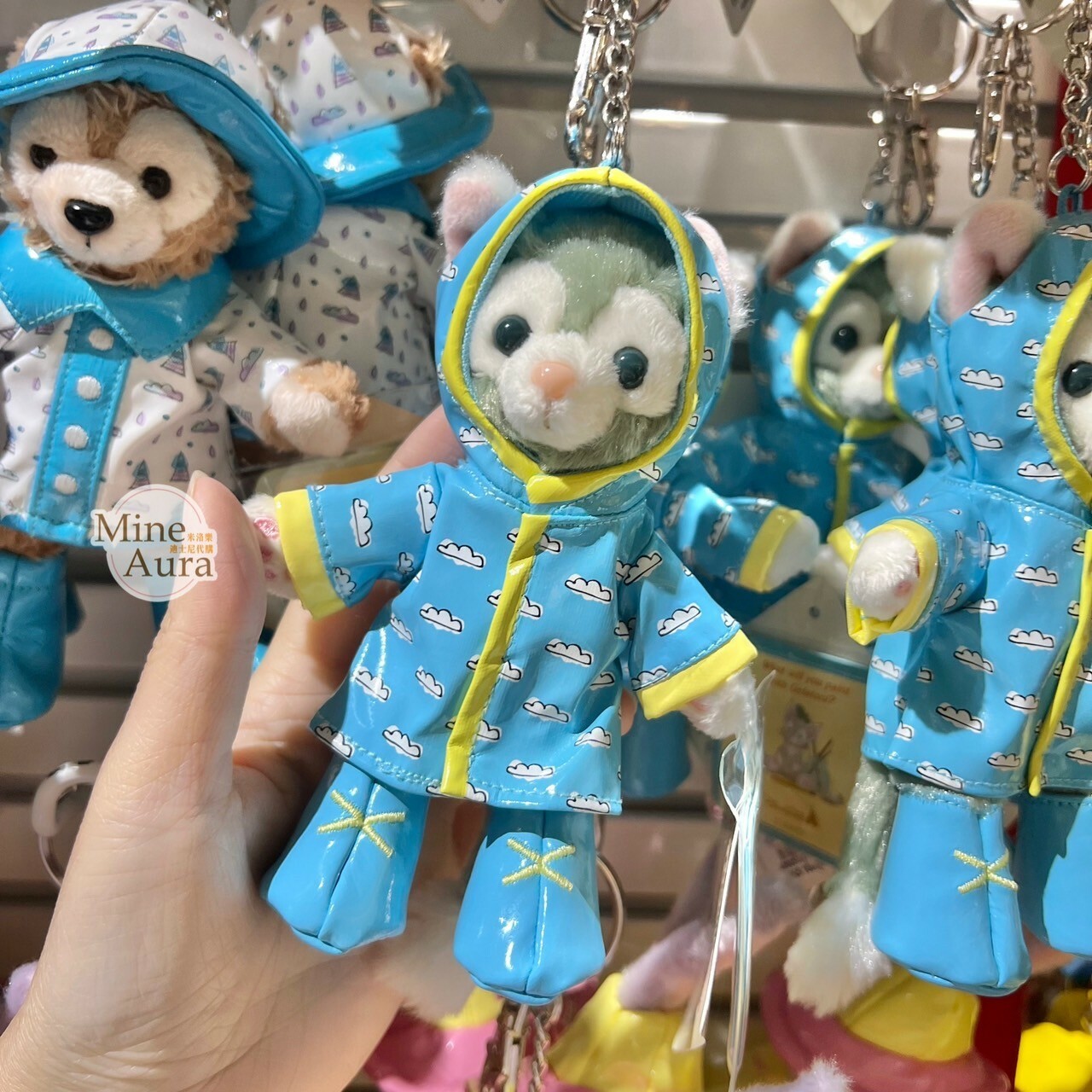 (現貨) 傑拉托尼 畫家貓 Gelatoni 雨衣裝造型 絨毛 吊飾 鑰匙圈 -香港迪士尼樂園