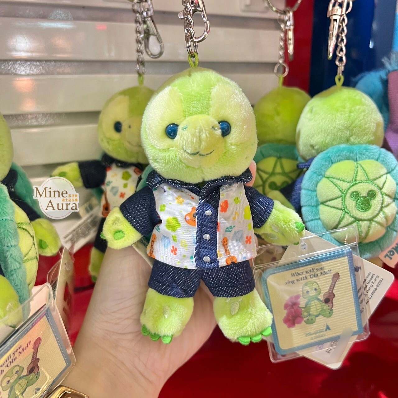 (現貨) 奧樂米拉 海龜 OluMel 牛仔裝造型 絨毛 吊飾 鑰匙圈 -香港迪士尼樂園
