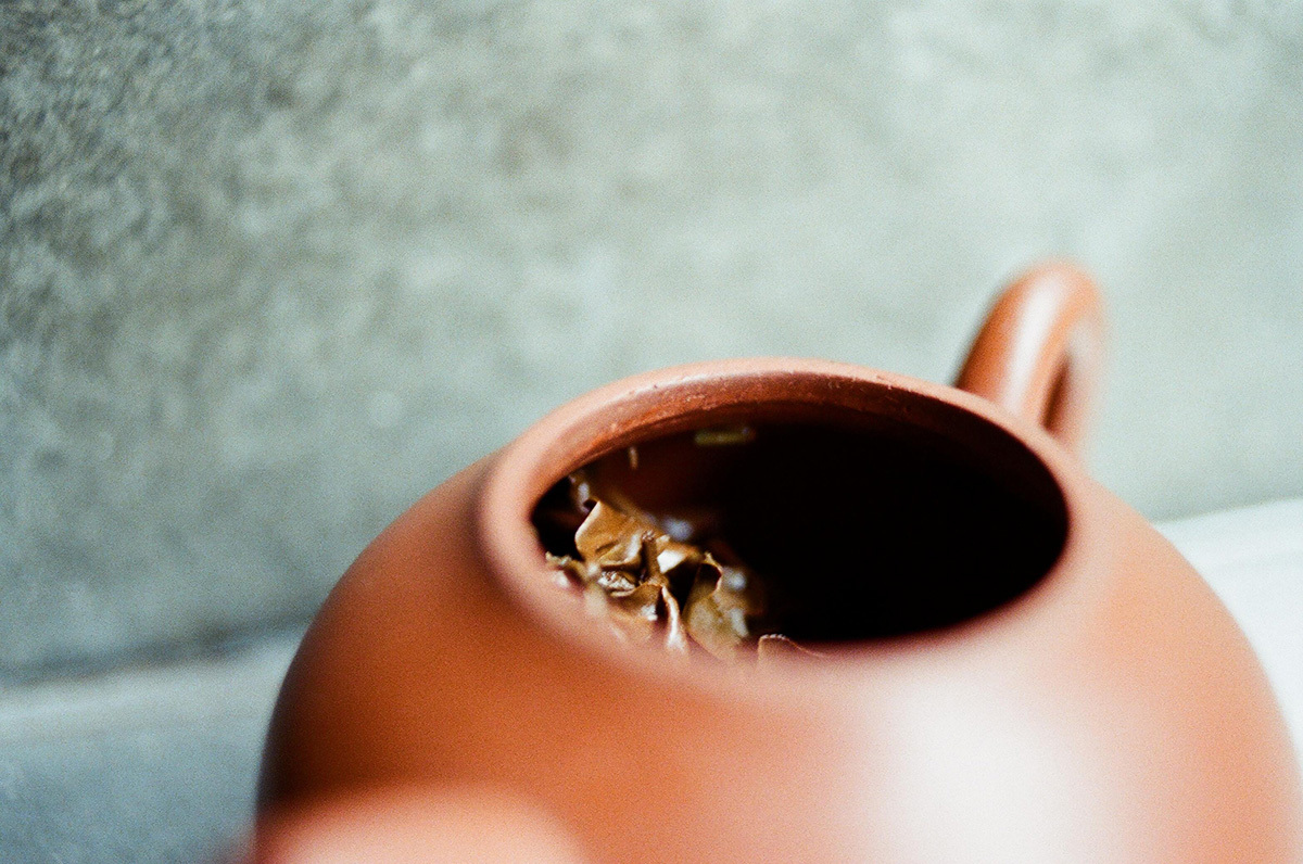 紫砂壺內有泡過的茶葉茶渣