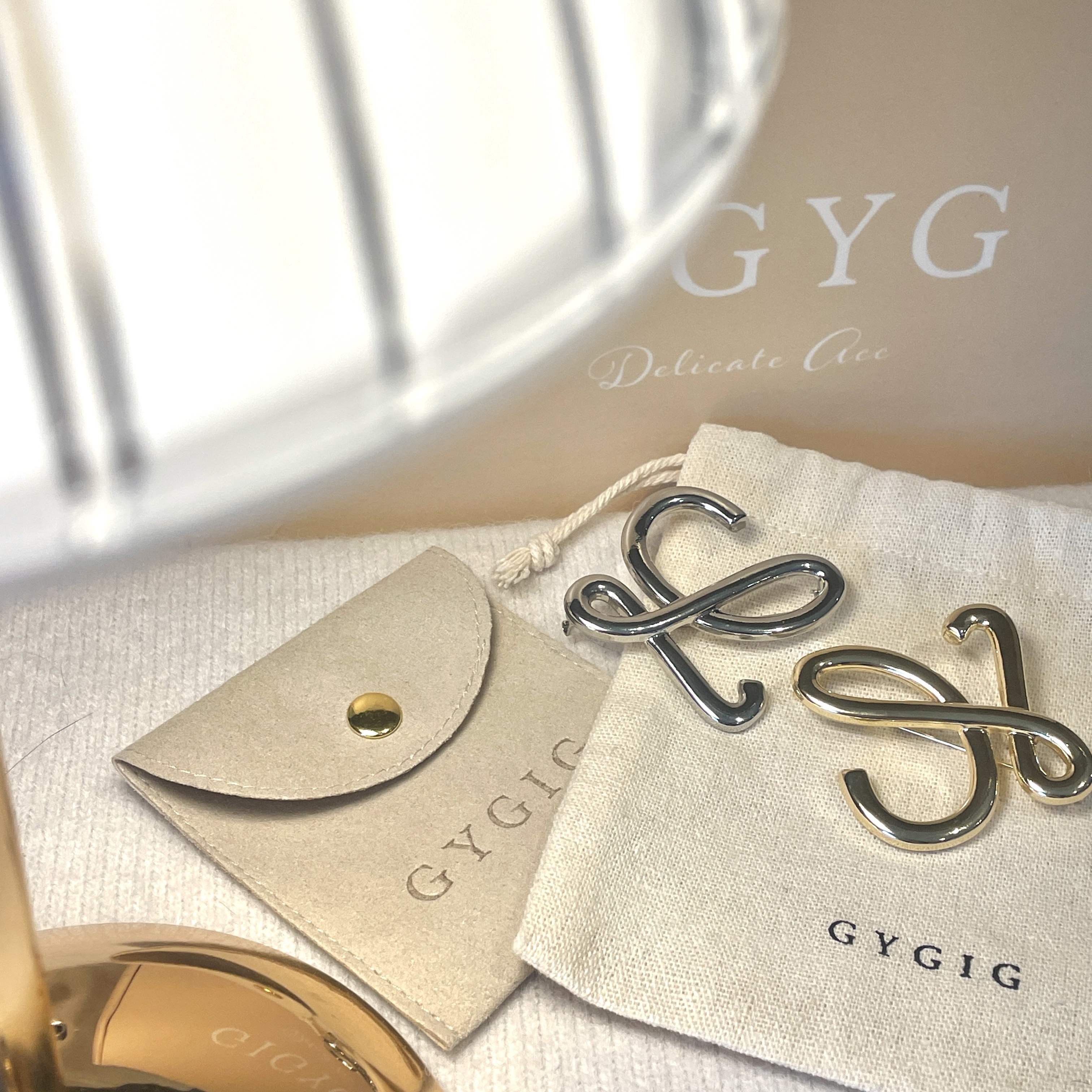 18k唯美極簡花紋胸針