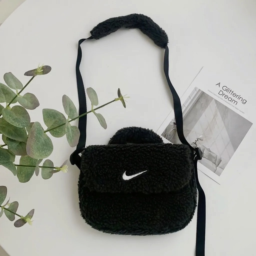 NIKE 毛茸茸 小方包 斜背包（FB3039-010）