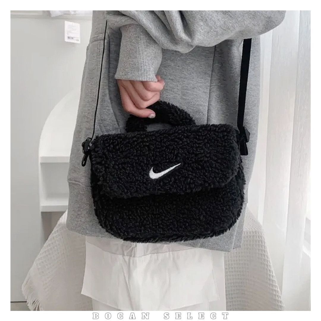 NIKE 毛茸茸 小方包 斜背包（FB3039-010）