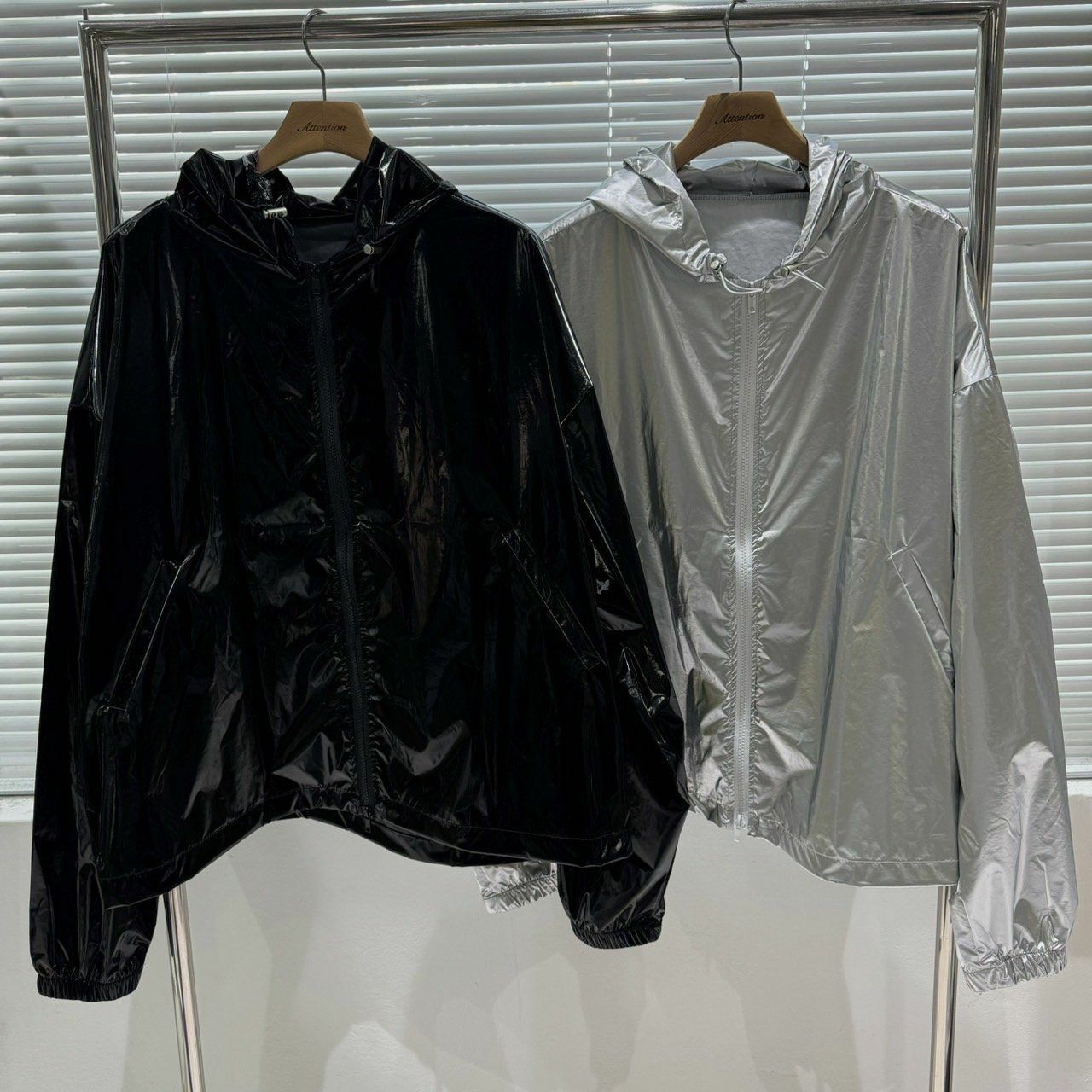 淨色亮面連帽拉鍊外套 BY ATTENTION-137JK