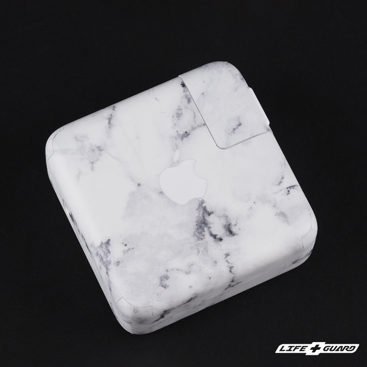 LIFE+GUARD 鏡頭貼膜安裝示意，適用  Apple 67W USB-C