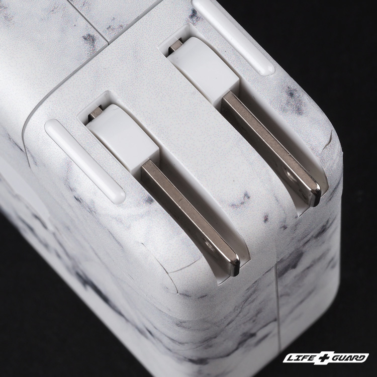 Apple 67W USB-C 貼膜質感特寫，LIFE+GUARD 設計風格