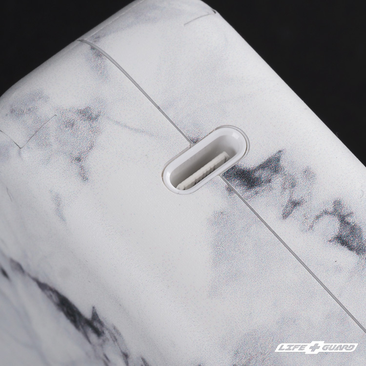 Apple 67W USB-C 貼膜質感特寫，LIFE+GUARD 設計風格